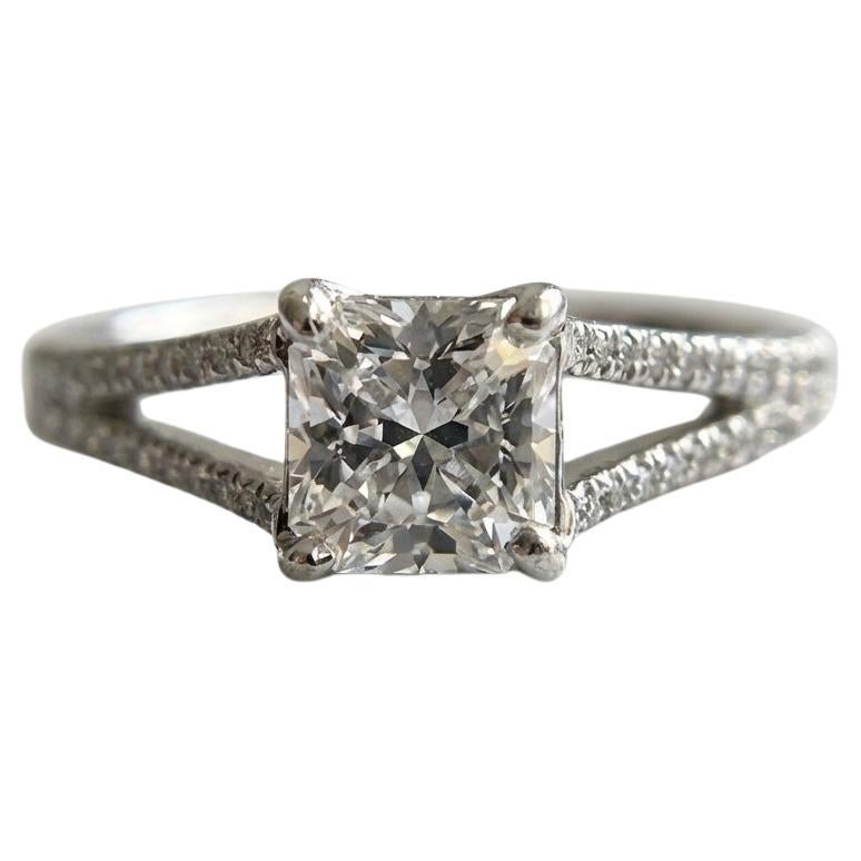 Anillo de compromiso de platino Tiffany
Co. certificado con un diamante Lucida de 1 quilate F VVS1