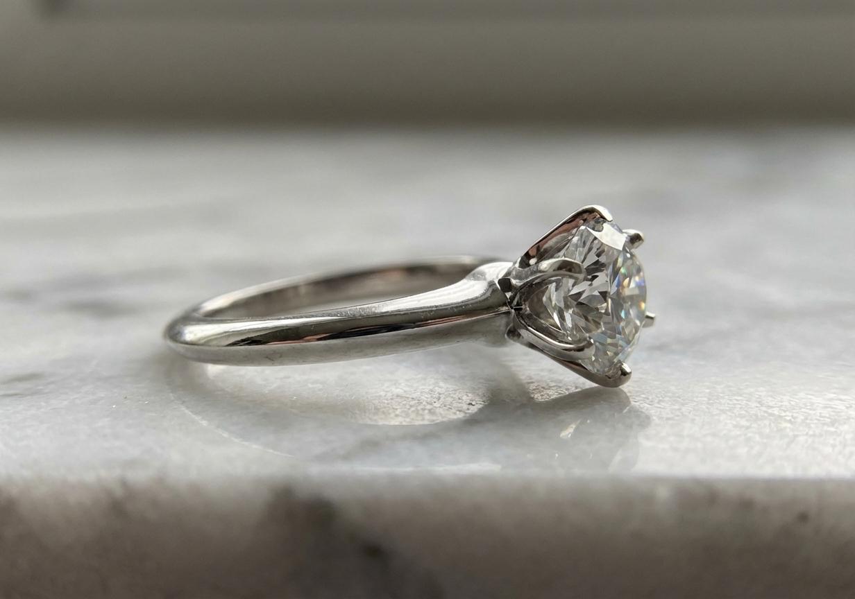 Bague en platine certifiée Tiffany & Co. 1,70 carat D VVS2 diamant rond brillant Excellent état - En vente à Chicago, IL