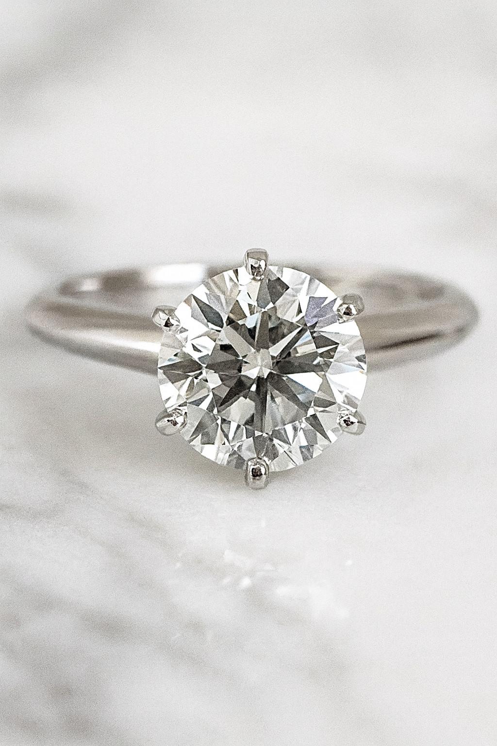 Taglio rotondo Anello di fidanzamento in platino con diamante rotondo certificato Tiffany & Co. 1,70 carati D VVS2 in vendita