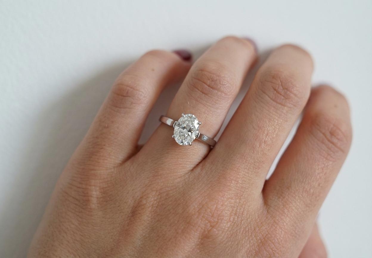 Taille ovale Bague en platine certifiée Tiffany & Co. 2 carats G VVS2 diamant ovale brillant en vente