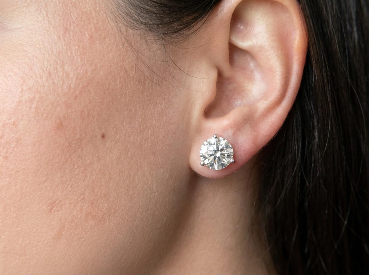 Contemporaneo Orecchini di platino con diamanti certificati Tiffany & Co. 2,00 carati VVS2 in vendita