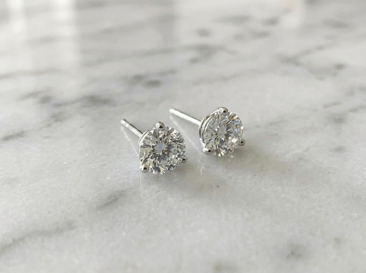 Taglio rotondo Orecchini di platino con diamanti certificati Tiffany & Co. 2,00 carati VVS2 in vendita