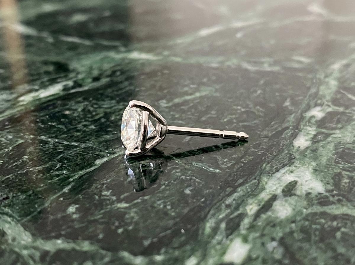 Orecchini di platino con diamanti certificati Tiffany & Co. 2,00 carati VVS2 In condizioni ottime in vendita a Chicago, IL