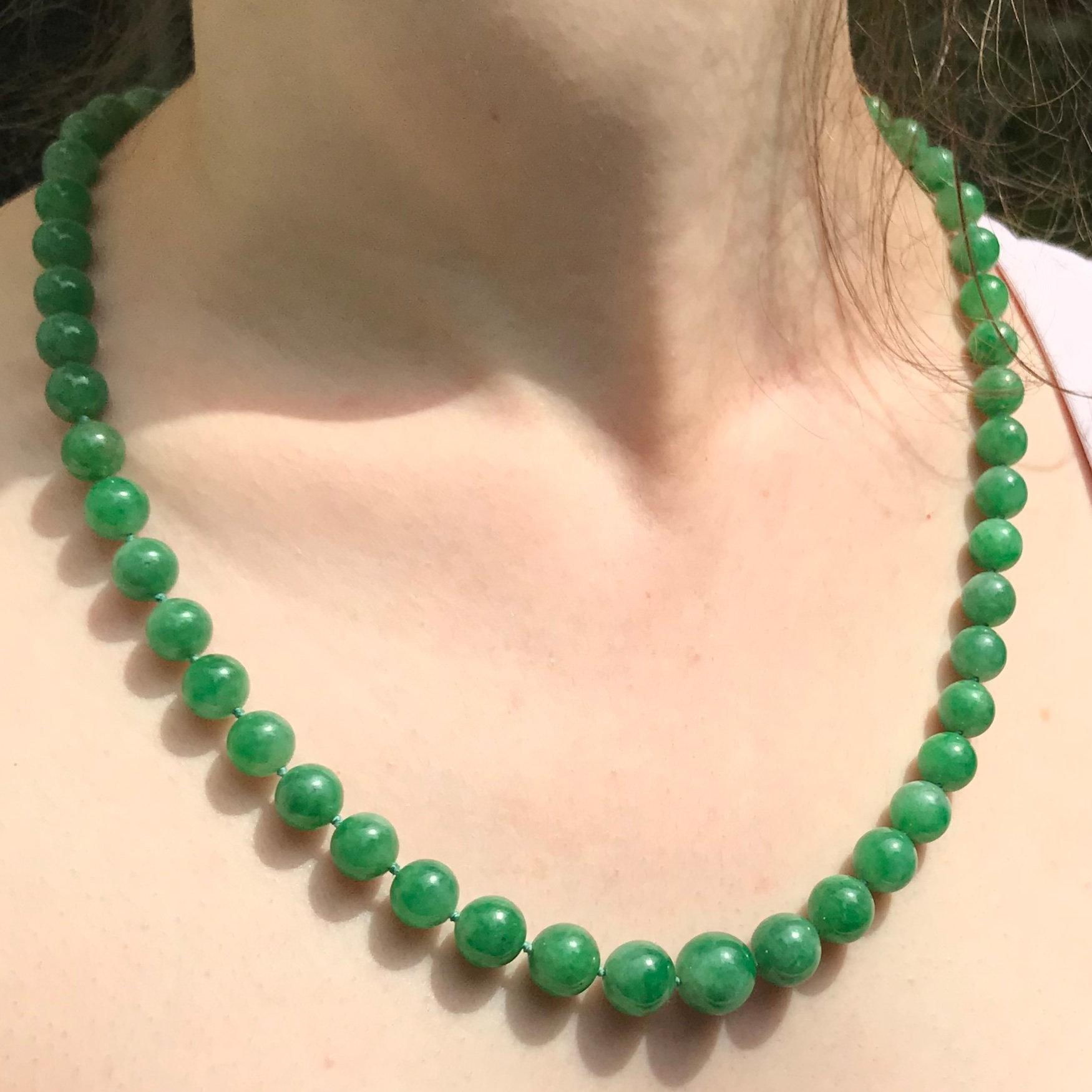 Certified Top Quality Natural A-Jadeite Necklace of 53 Beads '67.51 Grams' In Excellent Condition For Sale In Antwerp, BE