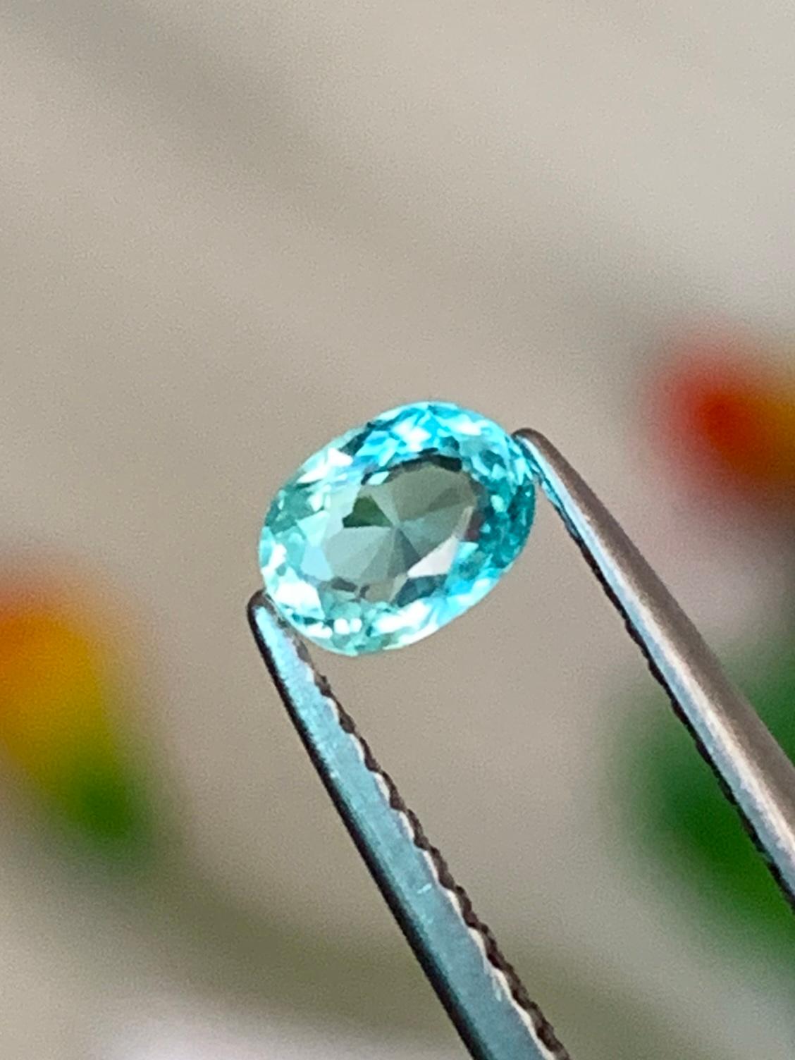 DESCRIPCIÓN DEL ARTÍCULO: 
Tipo de gema : Turmalina Paraiba natural
Origen: Mozambique
Tratamiento: Calentado
Color: Azul neón
Forma: Oval
Tamaño: 0,43 quilates


La turmalina Paraiba natural es una piedra preciosa rara y muy apreciada, conocida por