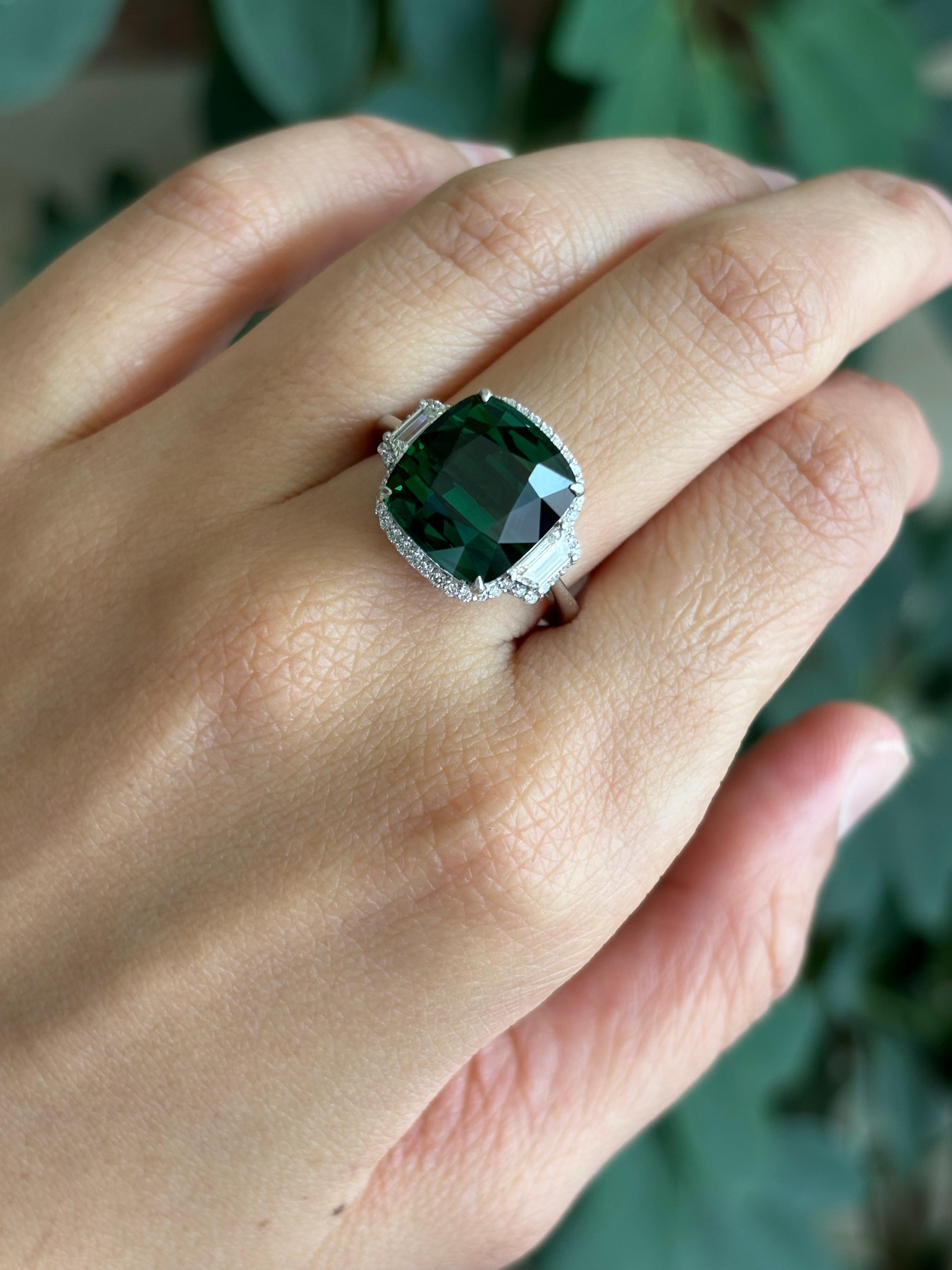 Bague cocktail à trois pierres en tourmaline certifiée et diamants en vente 3
