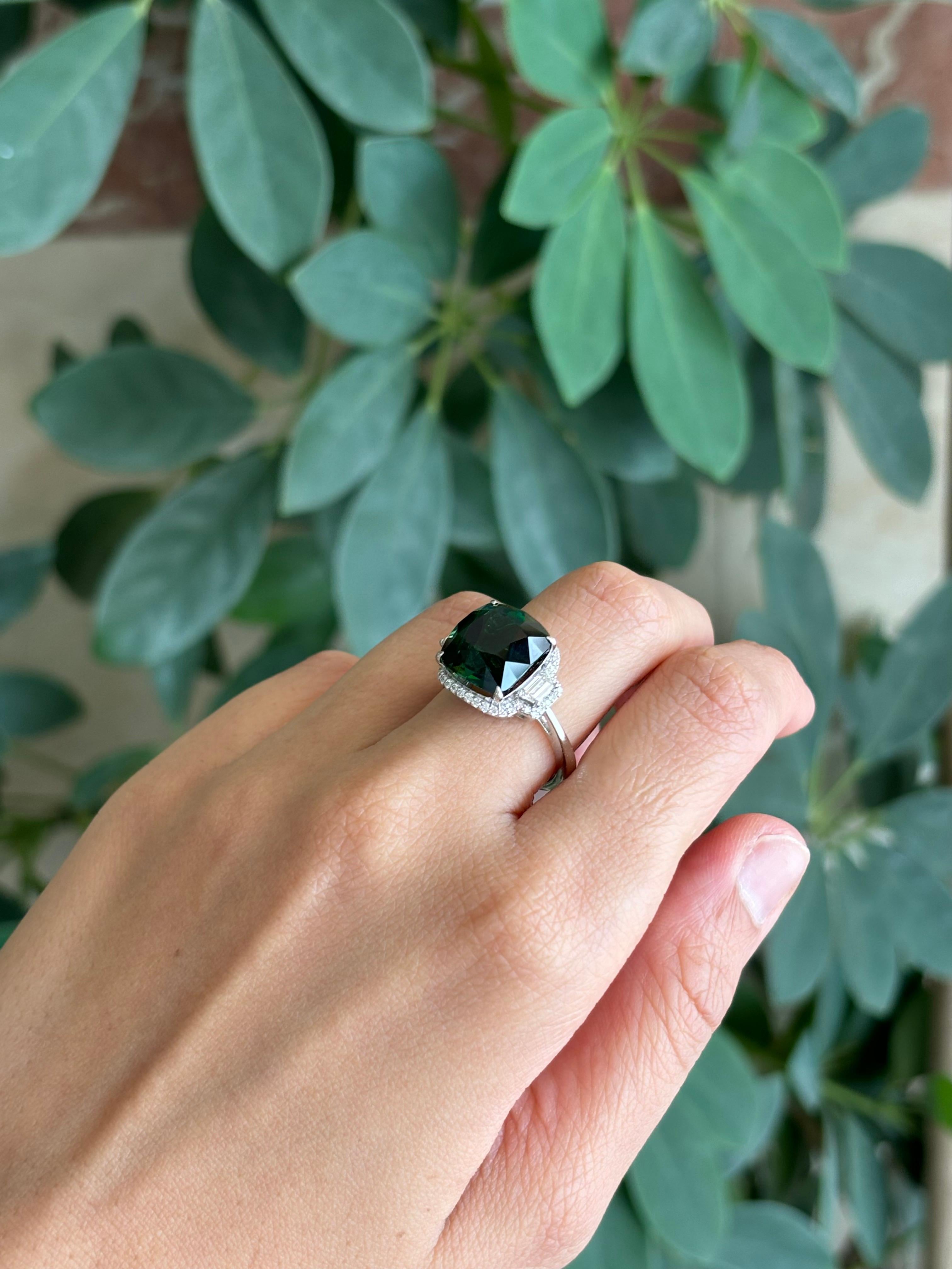 Bague cocktail à trois pierres en tourmaline certifiée et diamants en vente 5