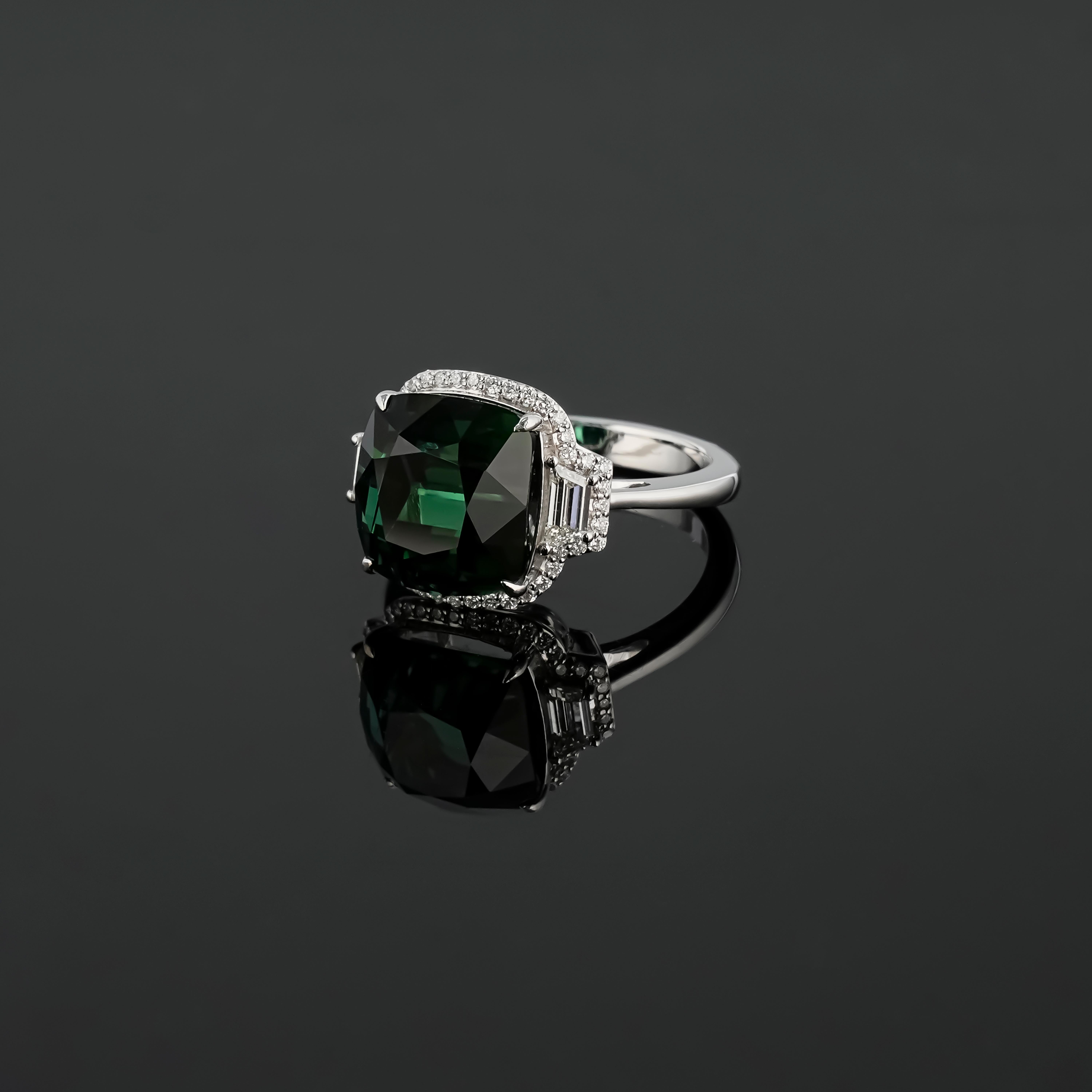 Moderne Bague cocktail à trois pierres en tourmaline certifiée et diamants en vente