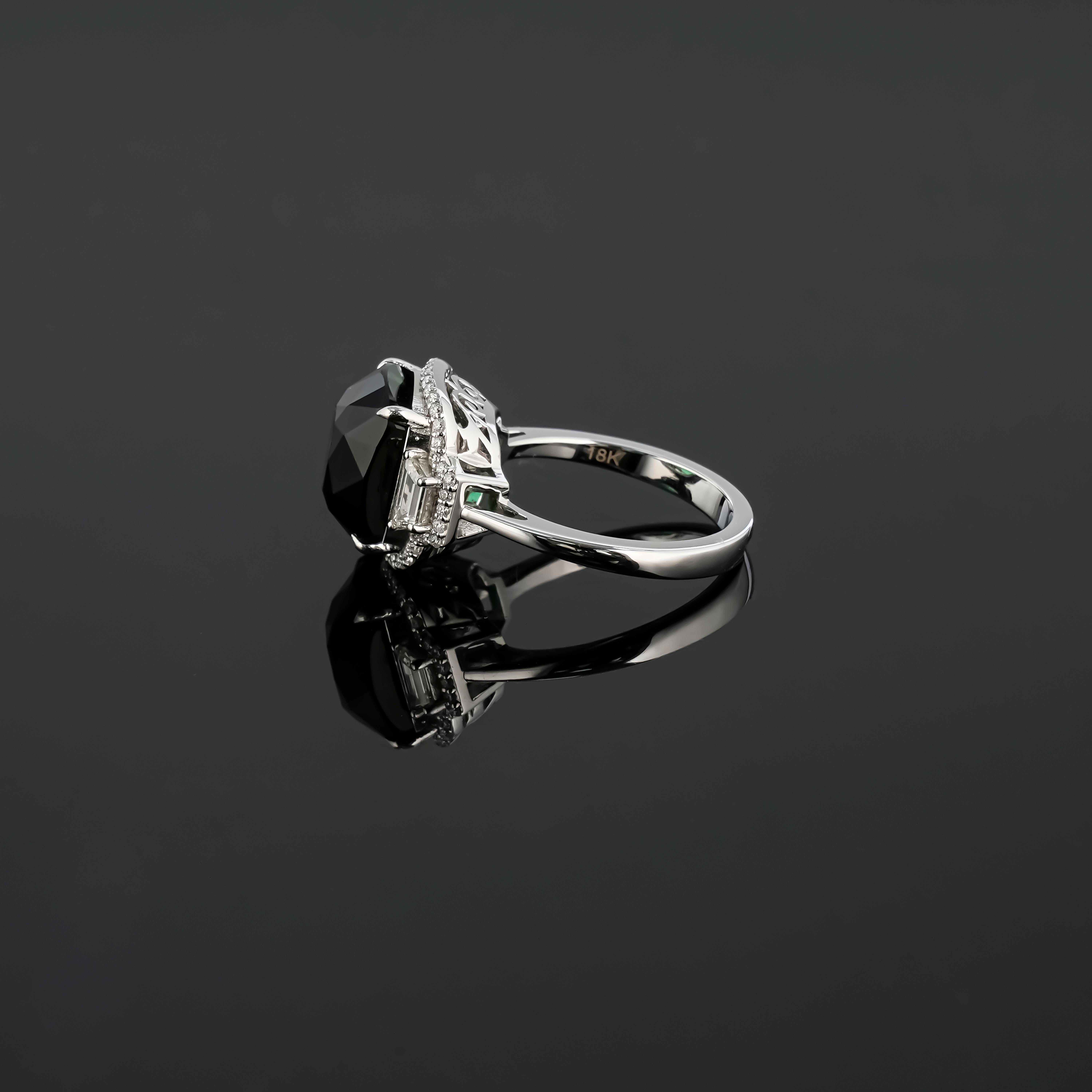 Taille coussin Bague cocktail à trois pierres en tourmaline certifiée et diamants en vente
