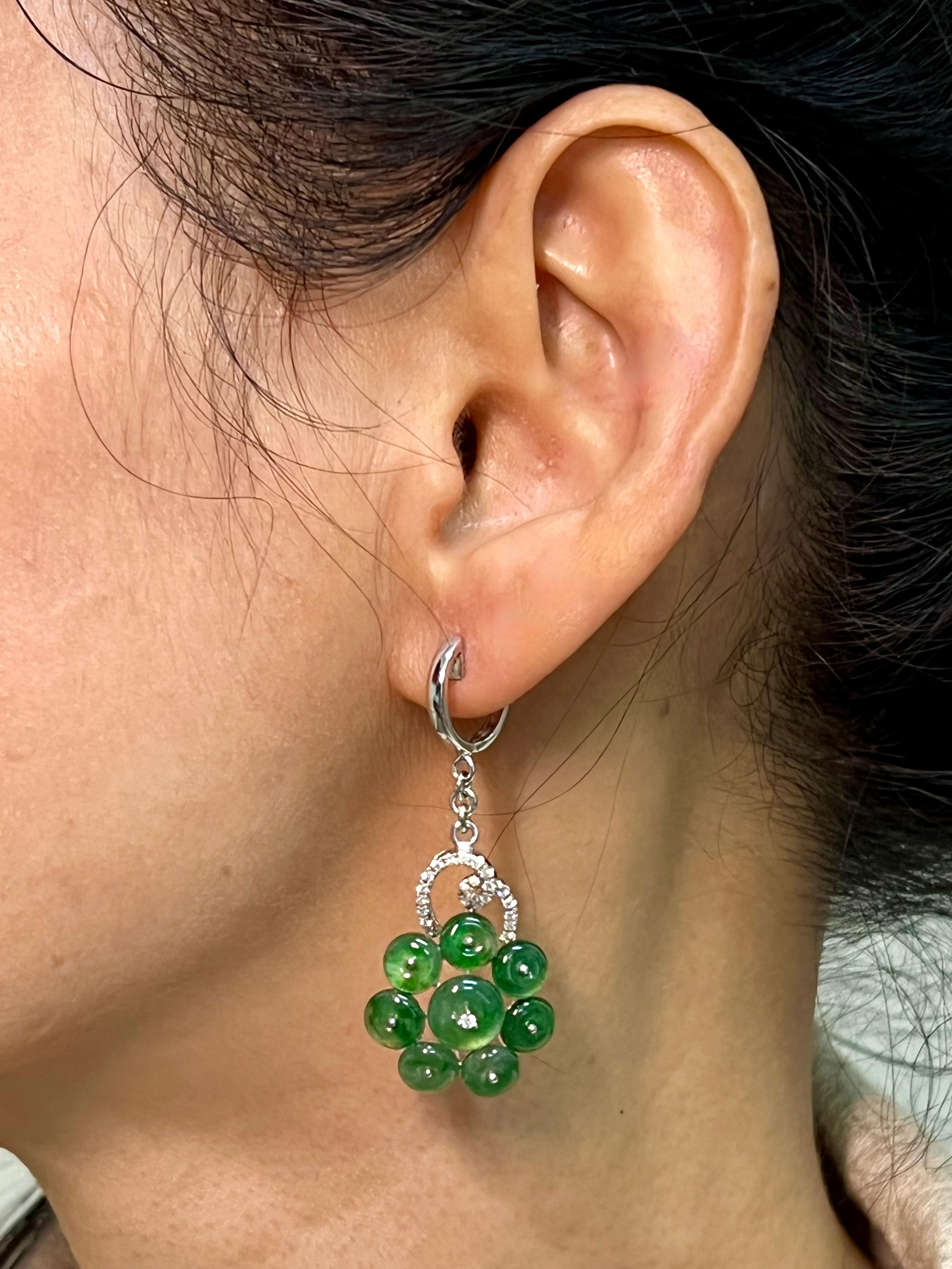 Bitte sehen Sie sich das HD-Video an! Hier ist ein schönes Paar von Cluster Jade Blume Ohrringe. Der Durchmesser des Jadeteils der Ohrringe beträgt jeweils etwa 19 mm. Die Gesamtlänge jedes Ohrrings beträgt etwa 4,7 cm. Die Ohrringe sind in 18 Karat