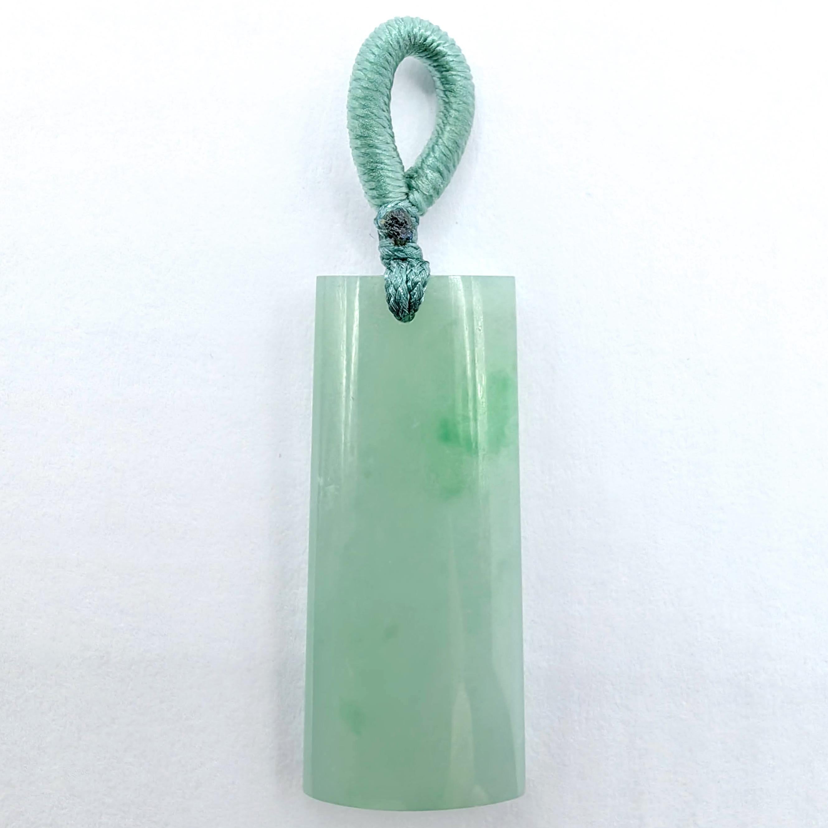 Zertifizierter Typ A Ice Green Jadeit Peace Anhänger Halskette - Cord / 18K Gold Bail (Zeitgenössisch) im Angebot