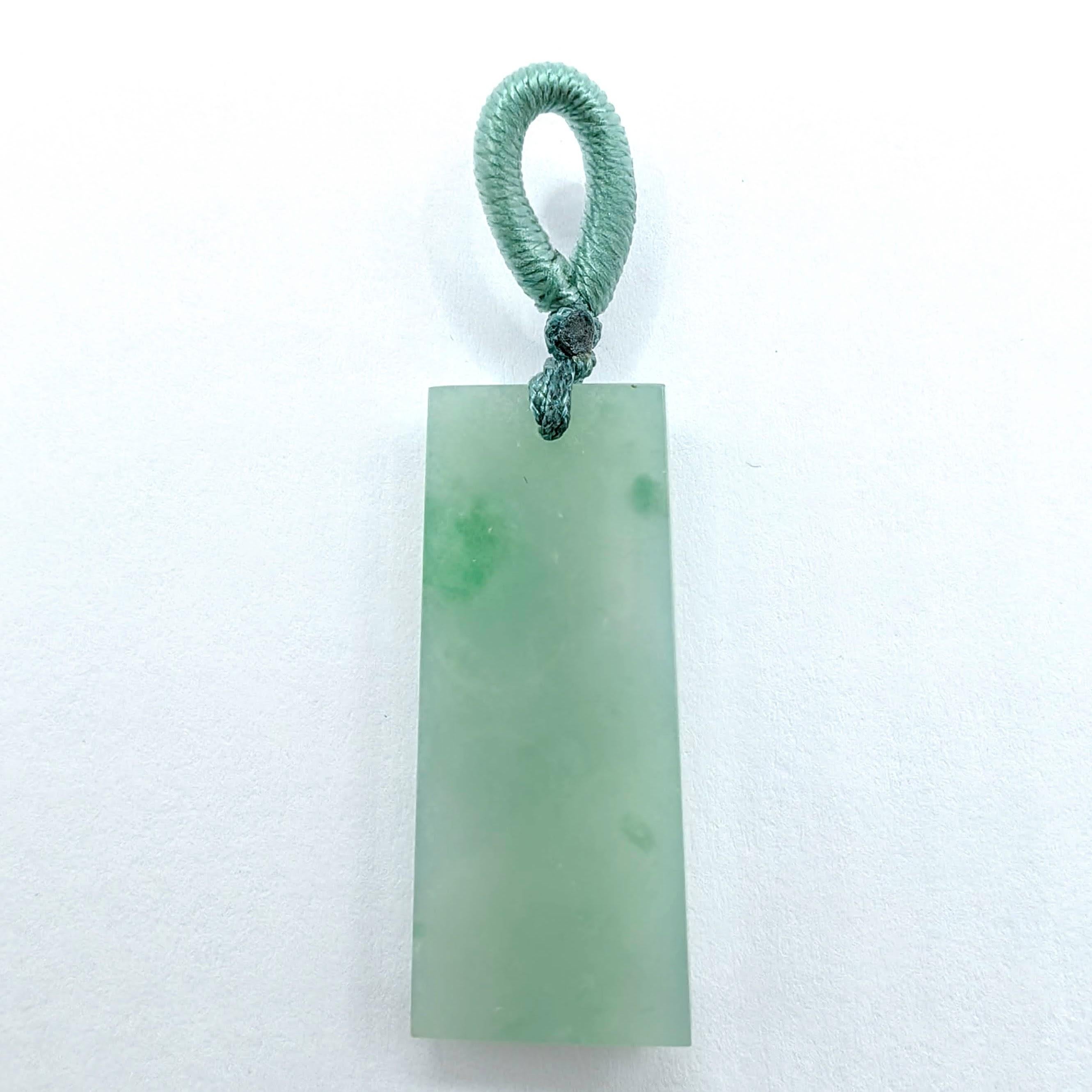 Zertifizierter Typ A Ice Green Jadeit Peace Anhänger Halskette - Cord / 18K Gold Bail (Gemischter Schliff) im Angebot
