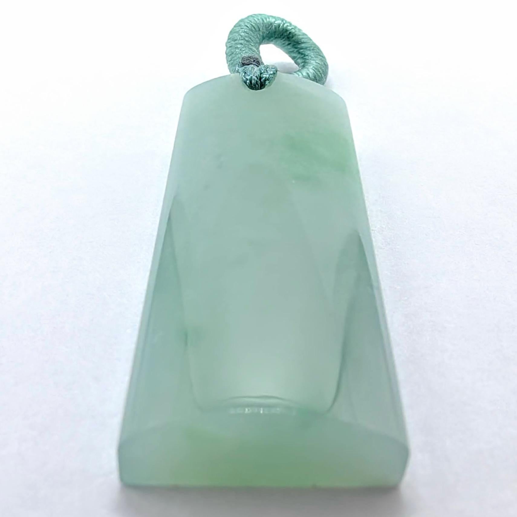 Zertifizierter Typ A Ice Green Jadeit Peace Anhänger Halskette - Cord / 18K Gold Bail für Damen oder Herren im Angebot