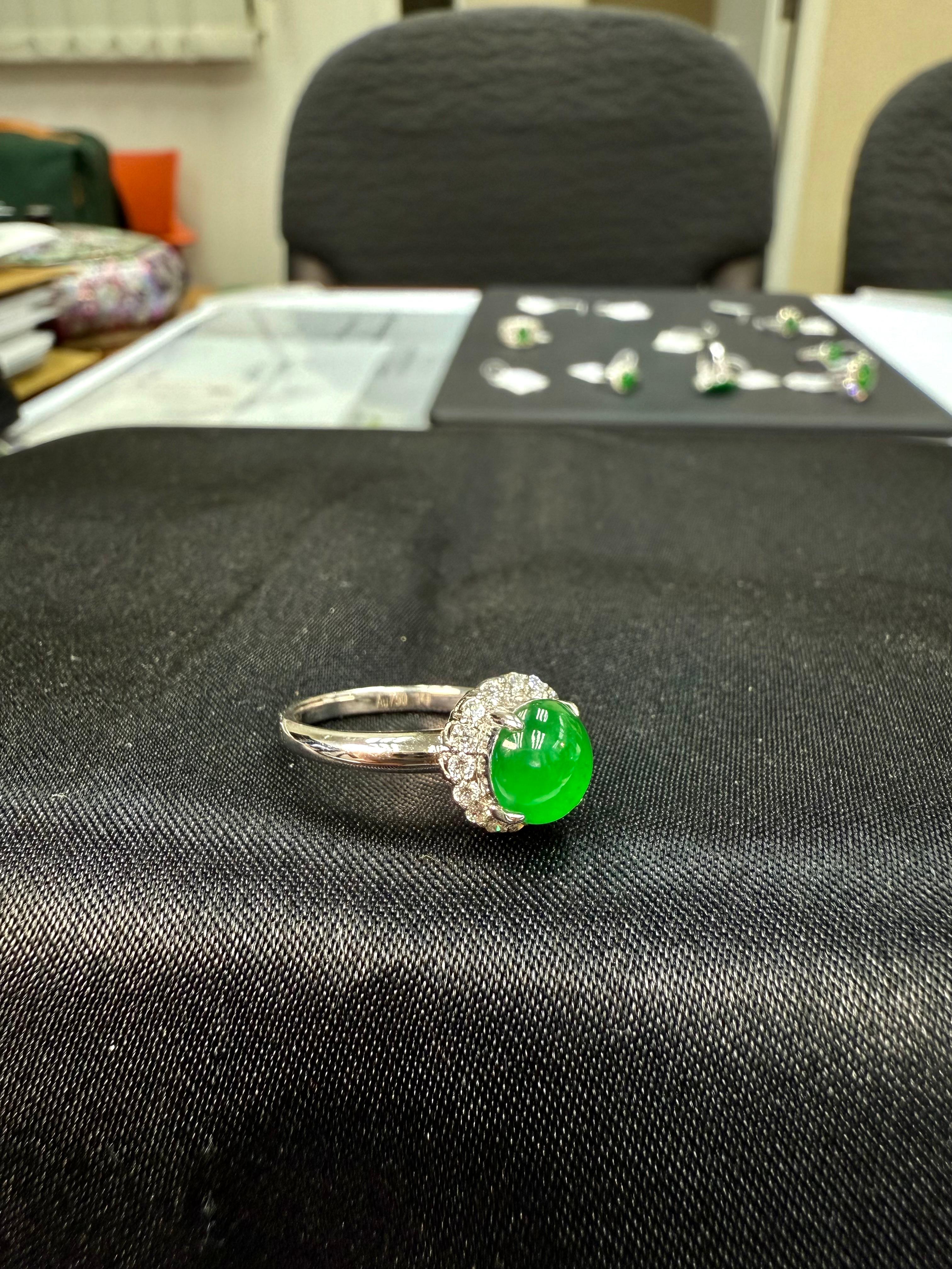 Bague en jadéite vert pomme glacée certifiée Type A et diamants, Super Glow en vente 5