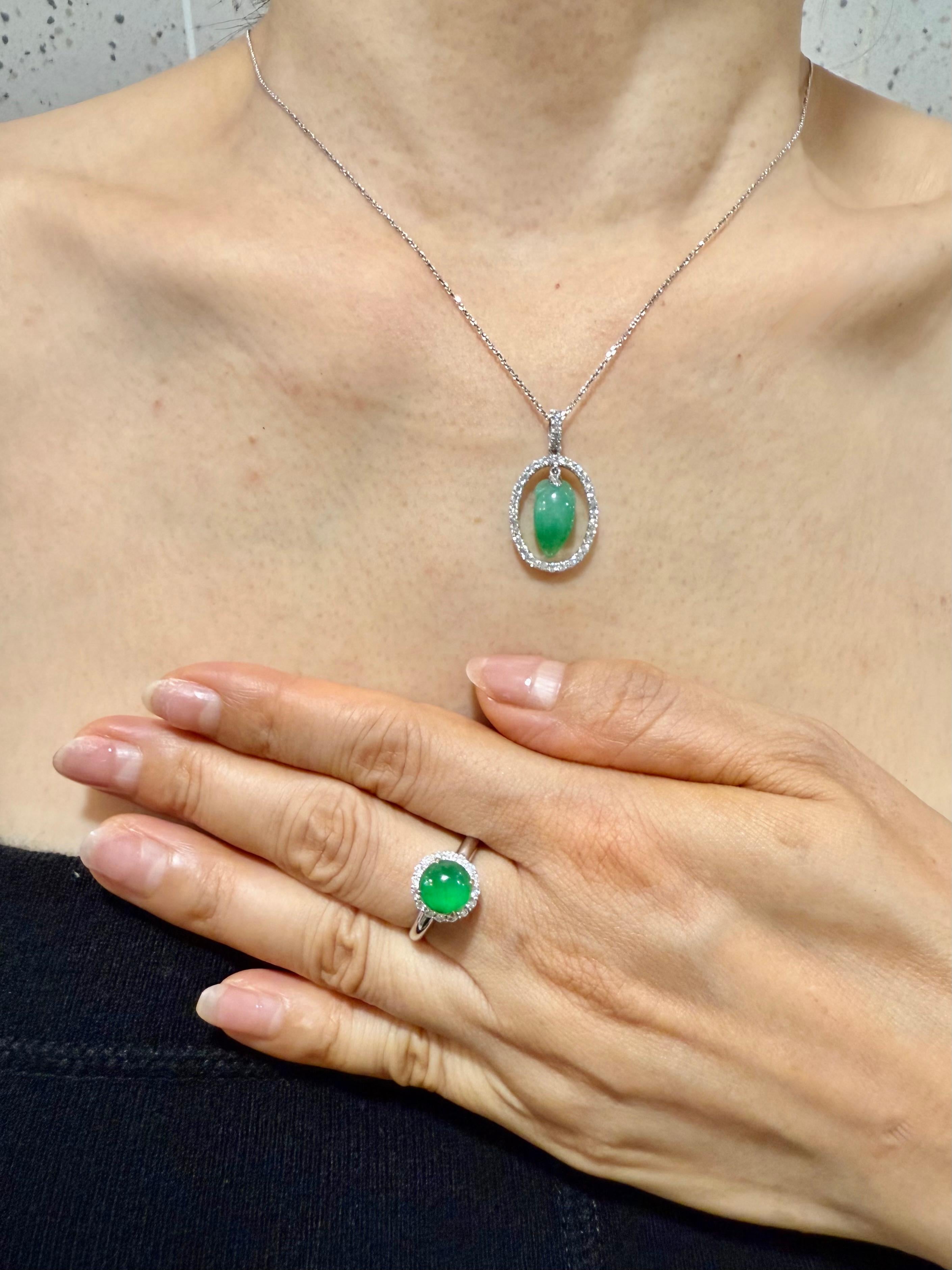 Taille cabochon Bague en jadéite vert pomme glacée certifiée Type A et diamants, Super Glow en vente