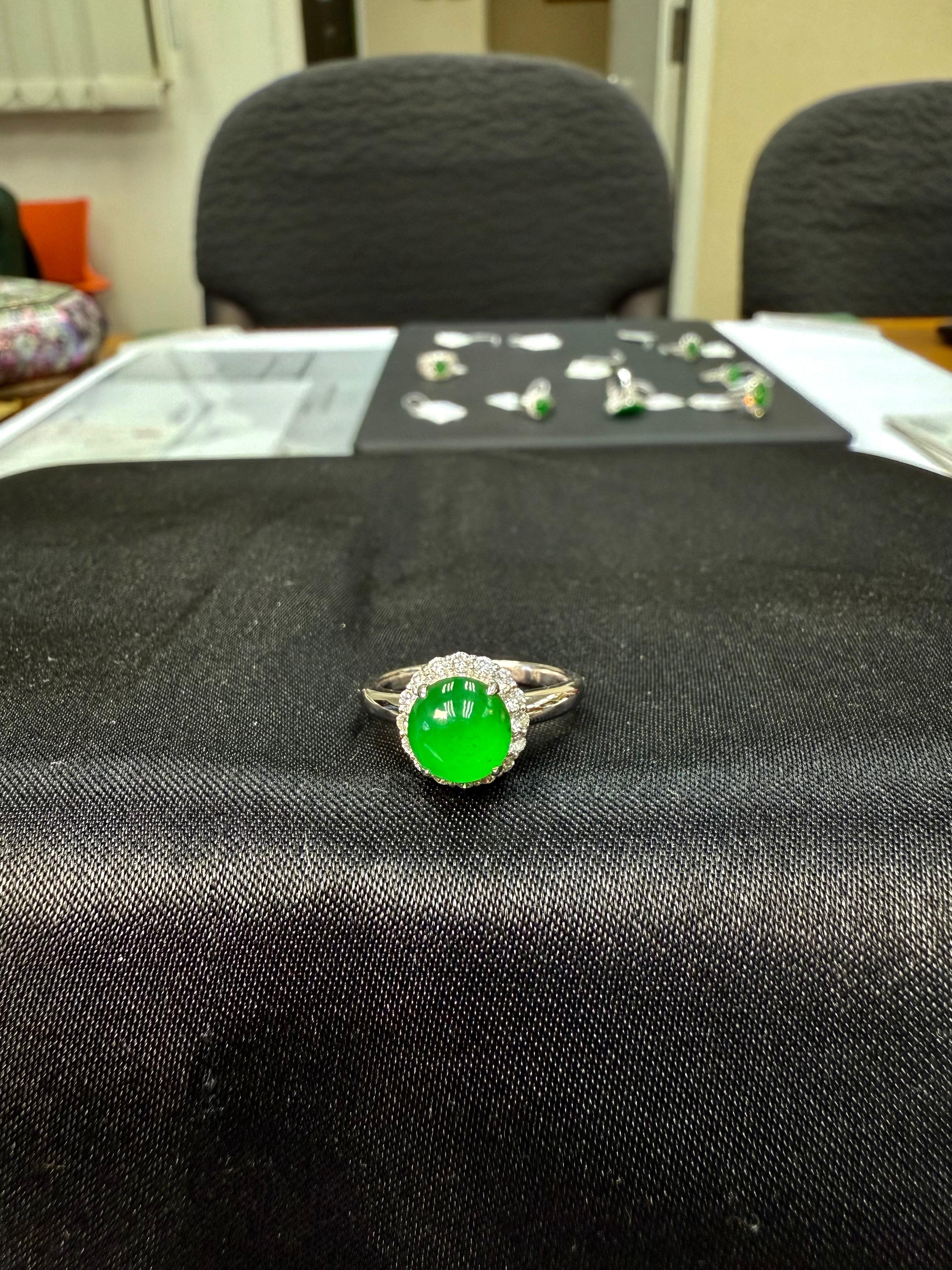 Bague en jadéite vert pomme glacée certifiée Type A et diamants, Super Glow Neuf - En vente à Hong Kong, HK