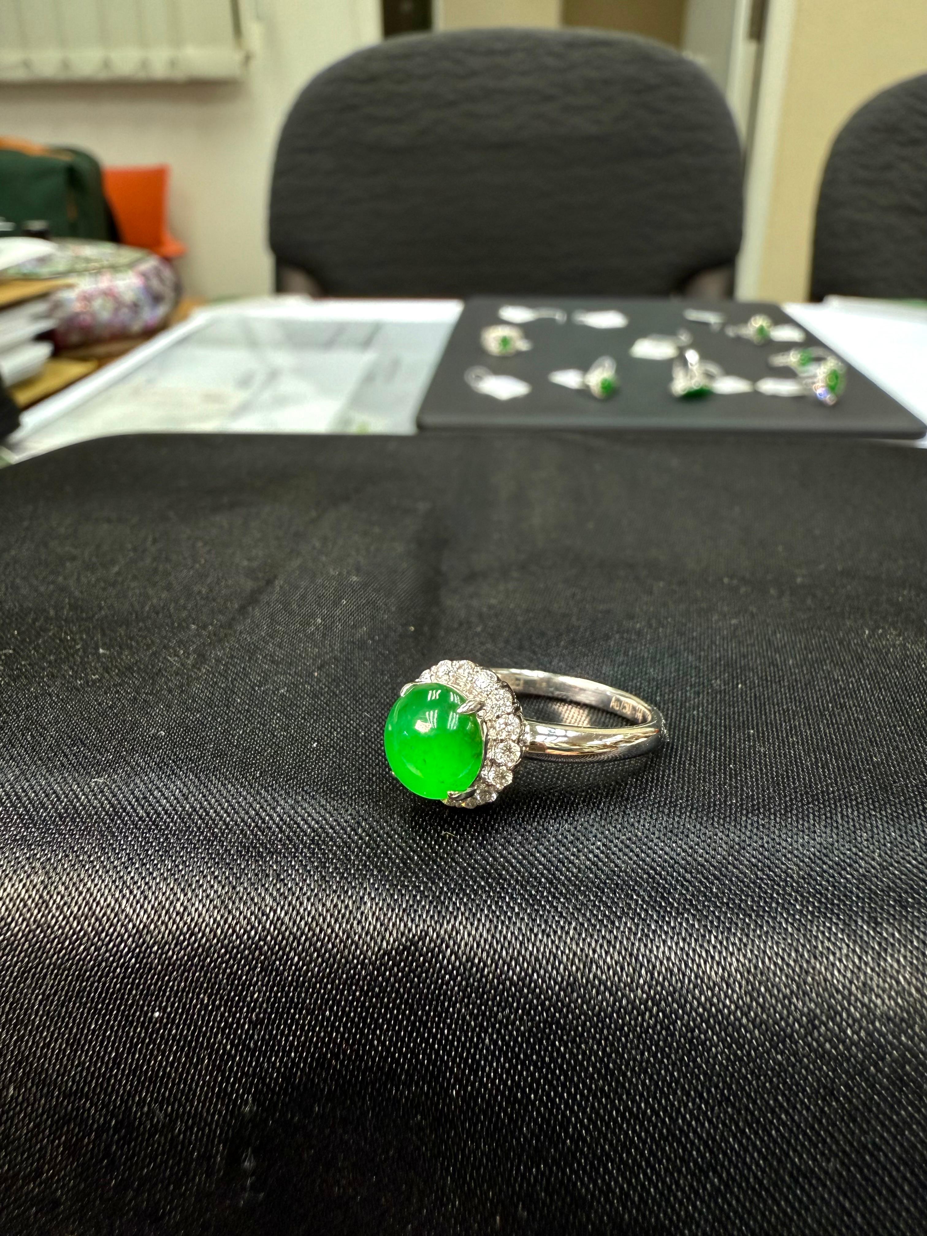 Bague en jadéite vert pomme glacée certifiée Type A et diamants, Super Glow en vente 2