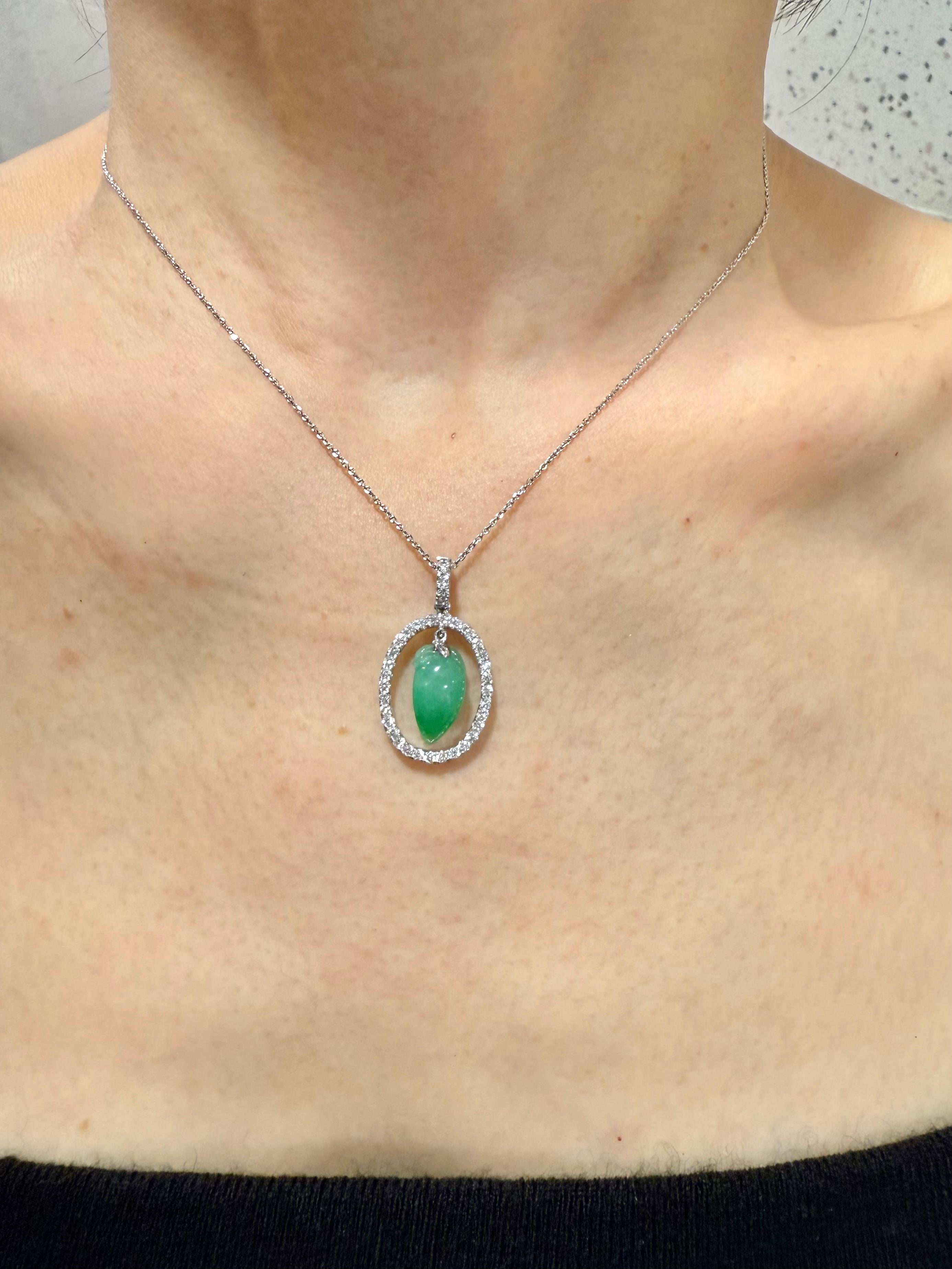 Bitte sehen Sie sich das HD-Video an! Diese Jade hat eine schöne Balance von Farbsättigung und Transparenz! Hier ist ein natürlicher apfelgrüner Jade- und Diamant-Anhänger. Sie ist zertifiziert. Der Anhänger ist in 18 Karat Weißgold und Diamanten