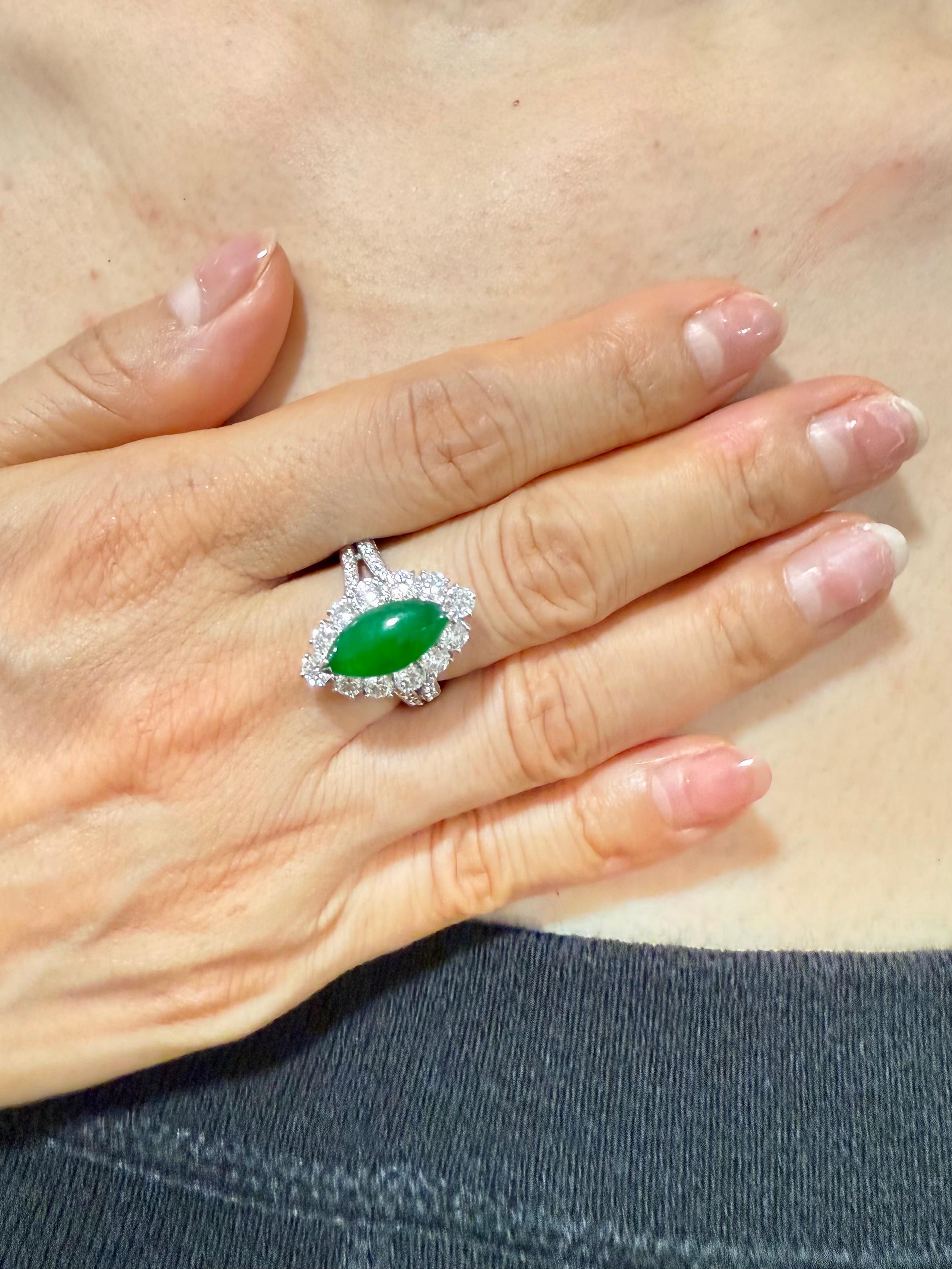 Hier ist ein kaiserlich grüner Jade- und Diamantring. Sie ist zertifiziert. Der Ring ist in 18 Karat Weißgold und Diamanten gefasst. Es gibt 12 Diamanten, die den kaiserlichen Jade-Mittelstein umgeben. Wir schätzen, dass jeder der 12 Diamanten etwa