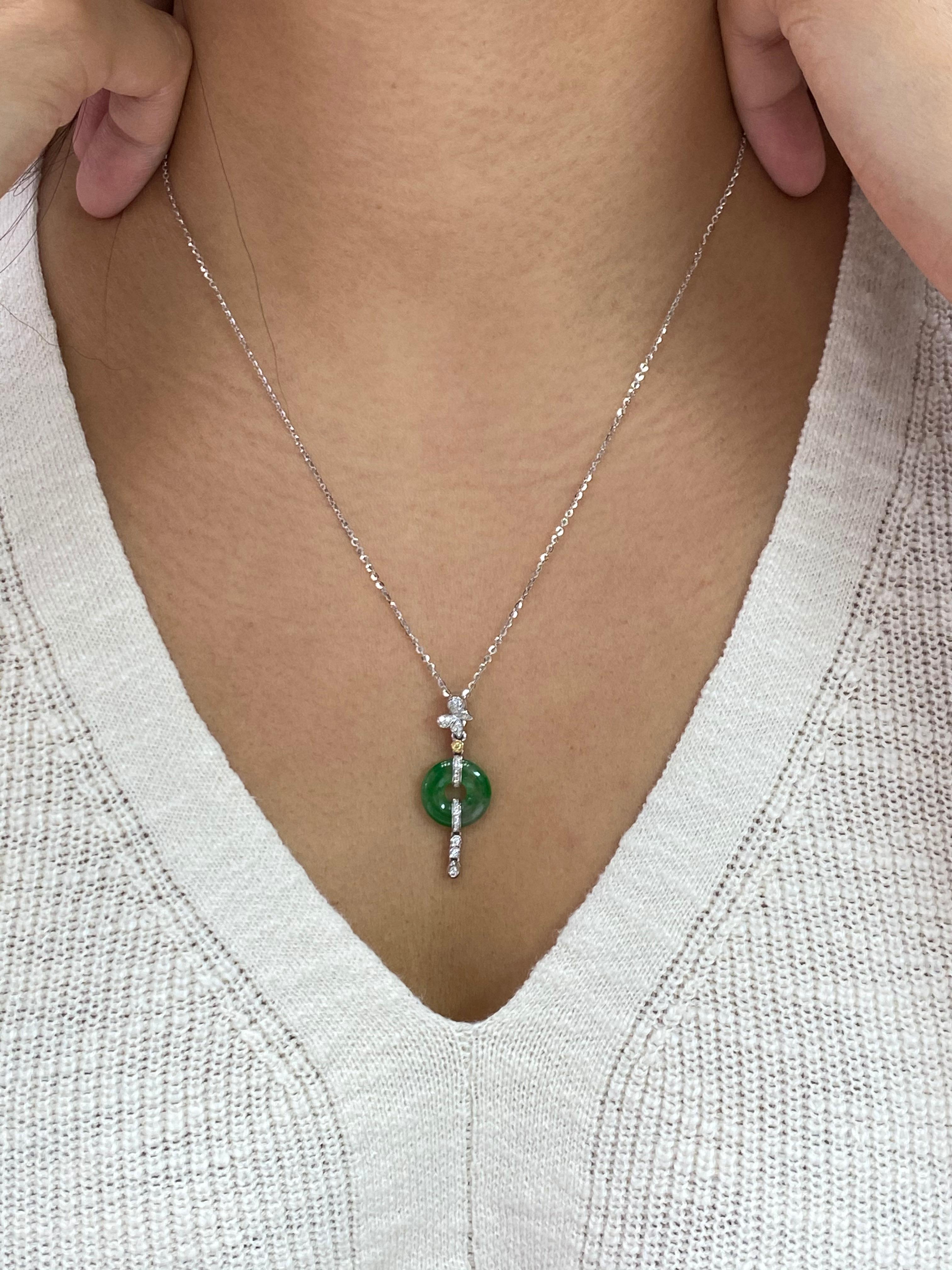 Voici un pendentif en Jade naturel et diamant avec d'excellentes veines vert pomme traversant l'ensemble de la pièce. Le jade est également très translucide. Il est certifié par deux laboratoires différents. Le pendentif est serti d'or blanc 18k et