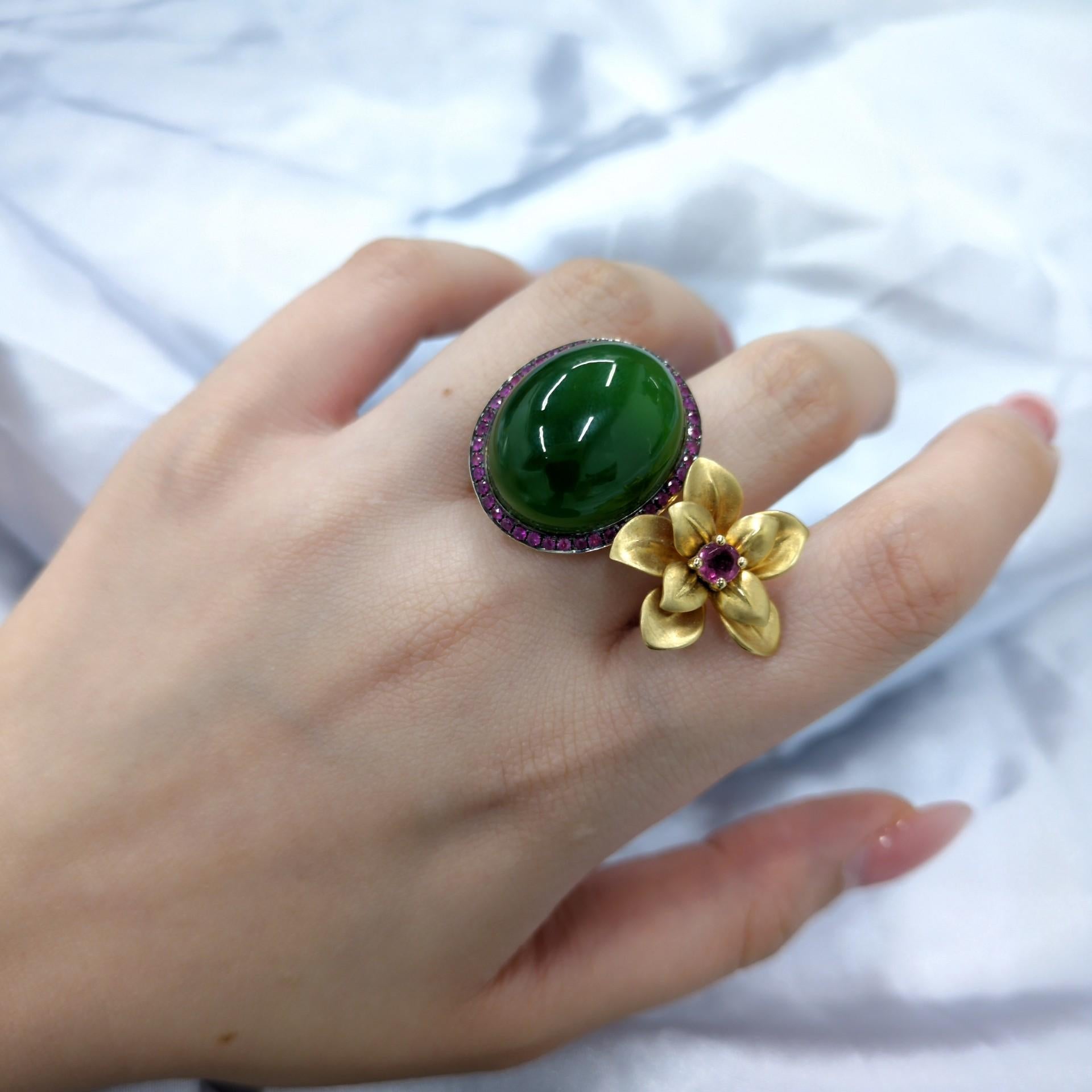 Cette bague exquise met en valeur un superbe morceau de jade néphrite naturel, serti dans un cabochon ovale de forme classique. Le jade, avec sa couleur verte translucide, est un symbole de pureté, de sagesse et de longévité.

Cette bague est ornée