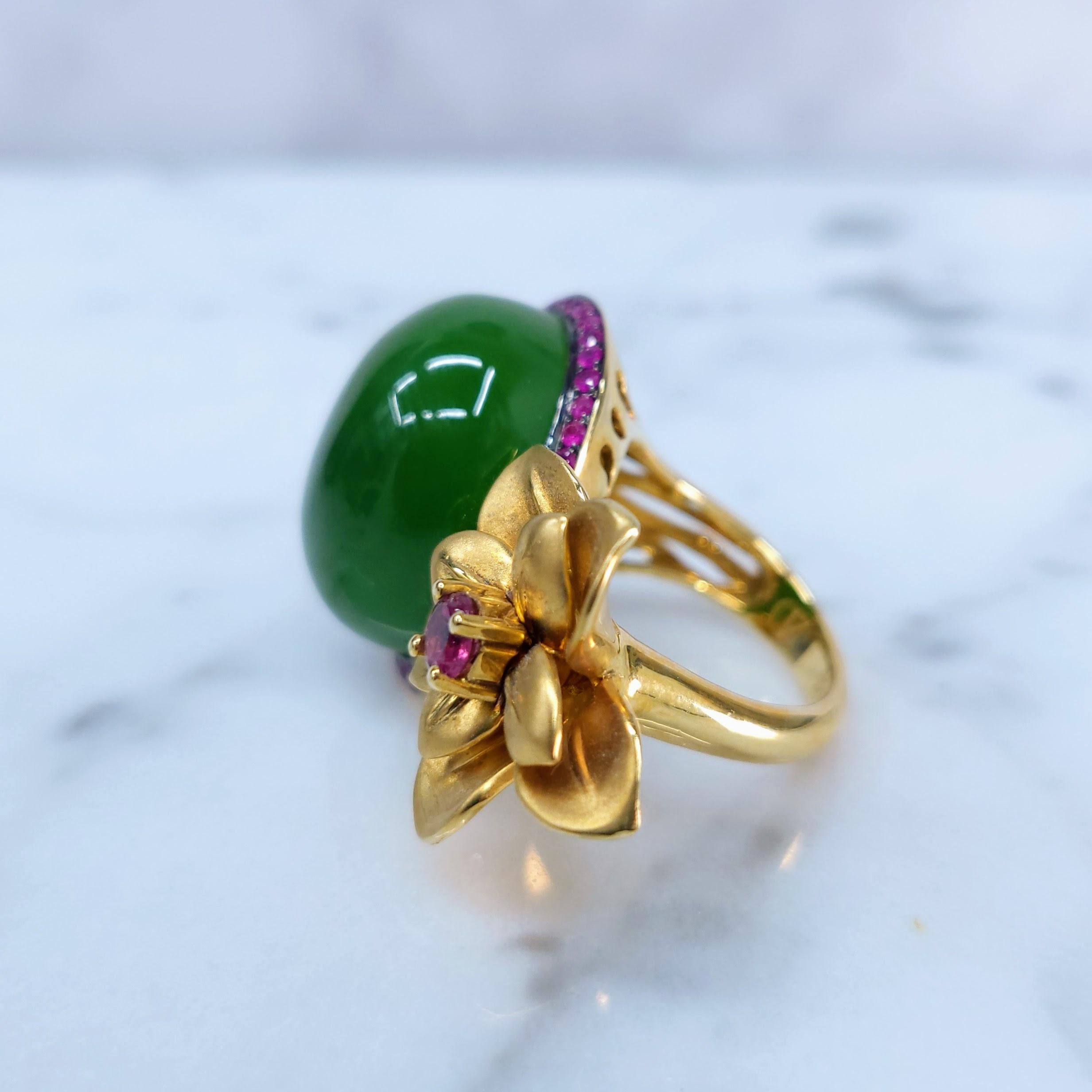 Moderne Bague certifiée Type A en or jaune 18 carats, jade néphrite naturelle et rubis en vente