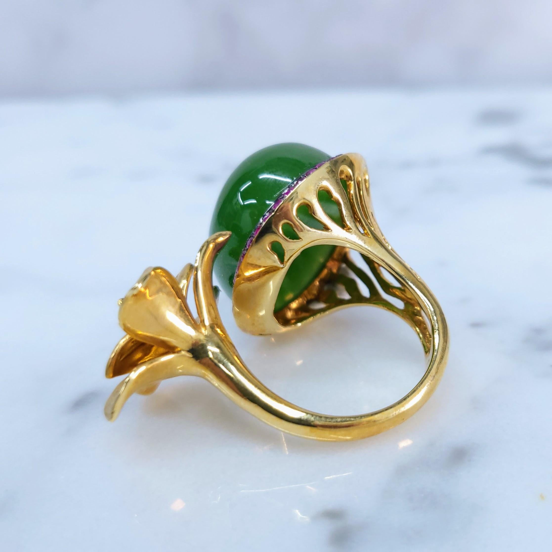 Taille ovale Bague certifiée Type A en or jaune 18 carats, jade néphrite naturelle et rubis en vente
