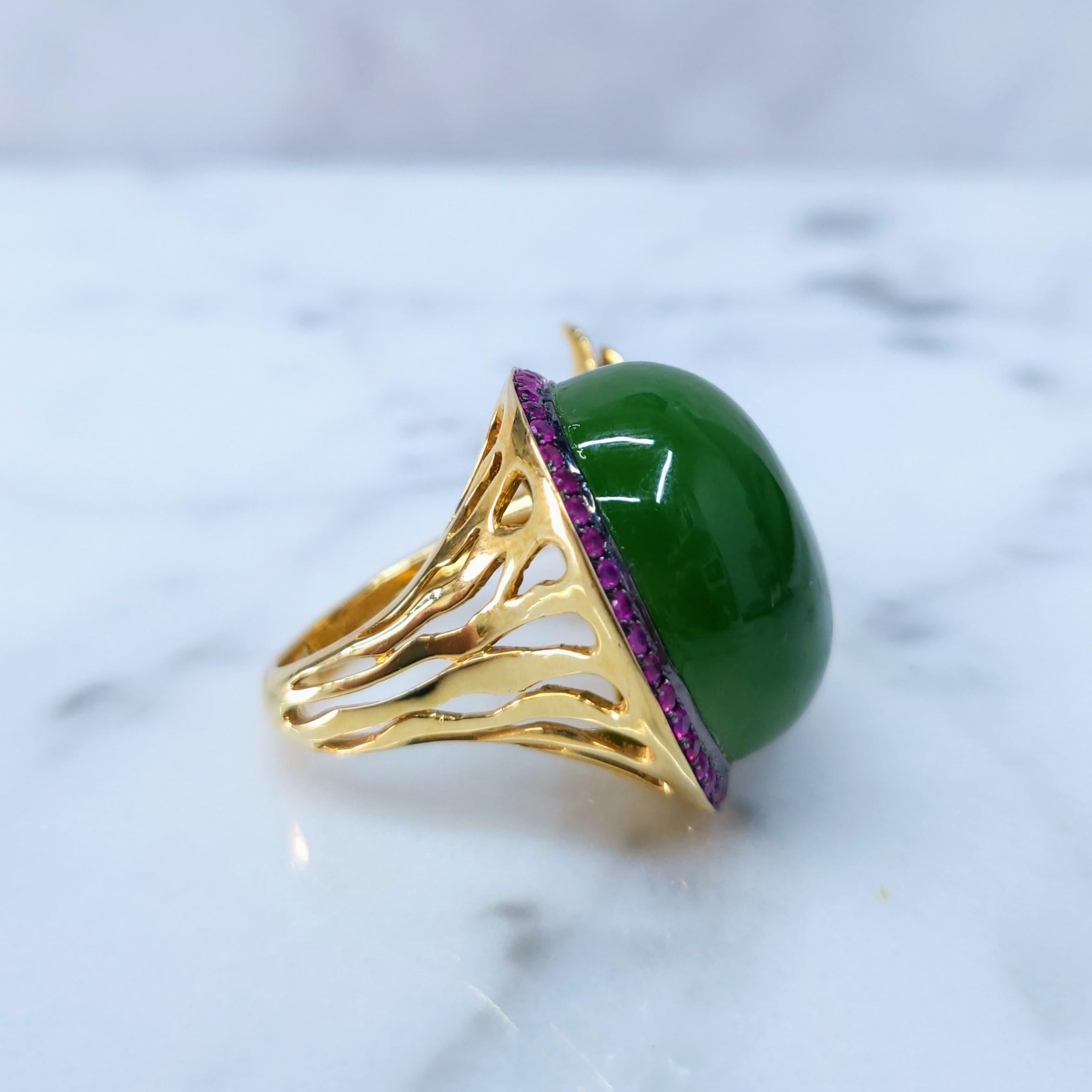 Bague certifiée Type A en or jaune 18 carats, jade néphrite naturelle et rubis Unisexe en vente
