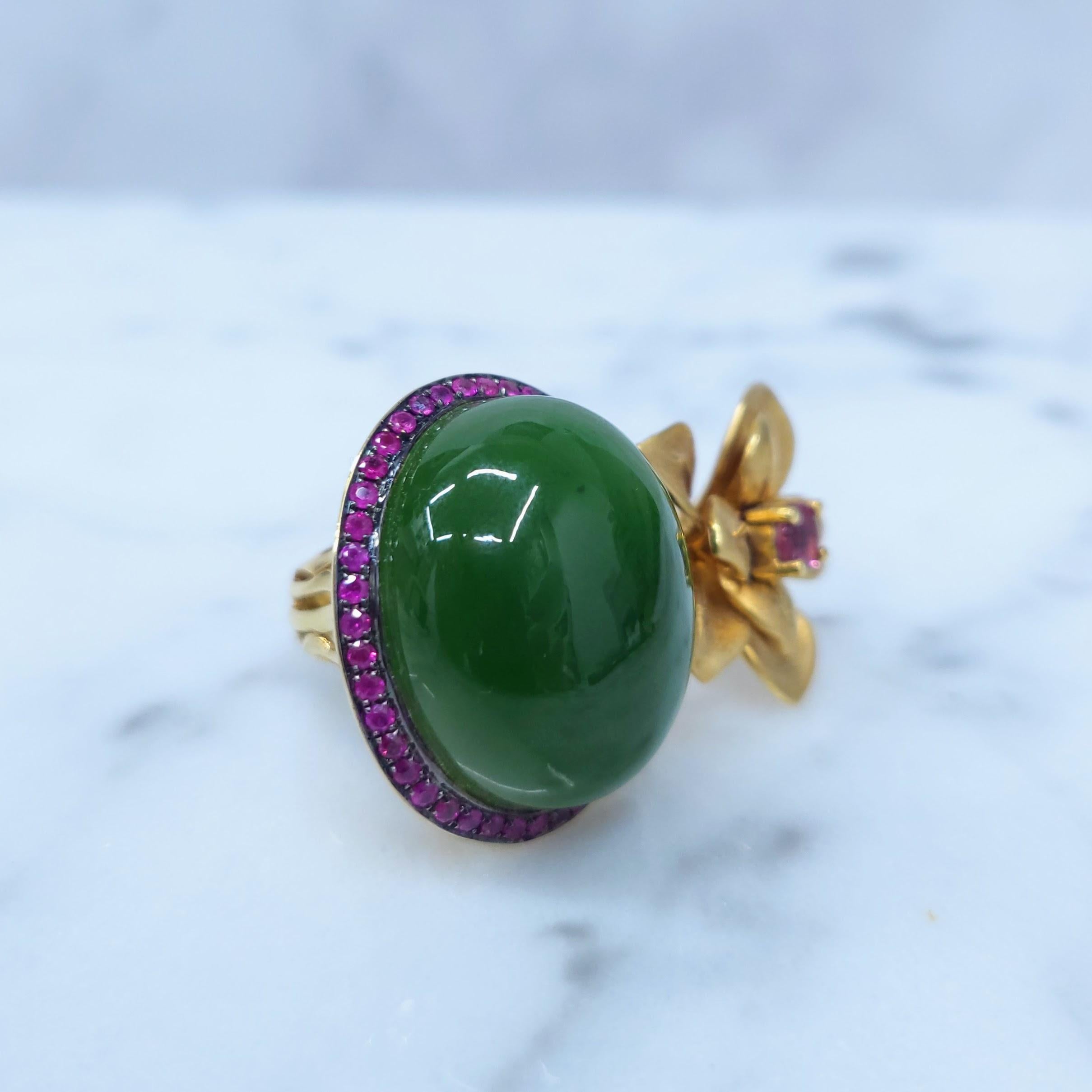 Bague certifiée Type A en or jaune 18 carats, jade néphrite naturelle et rubis en vente 1