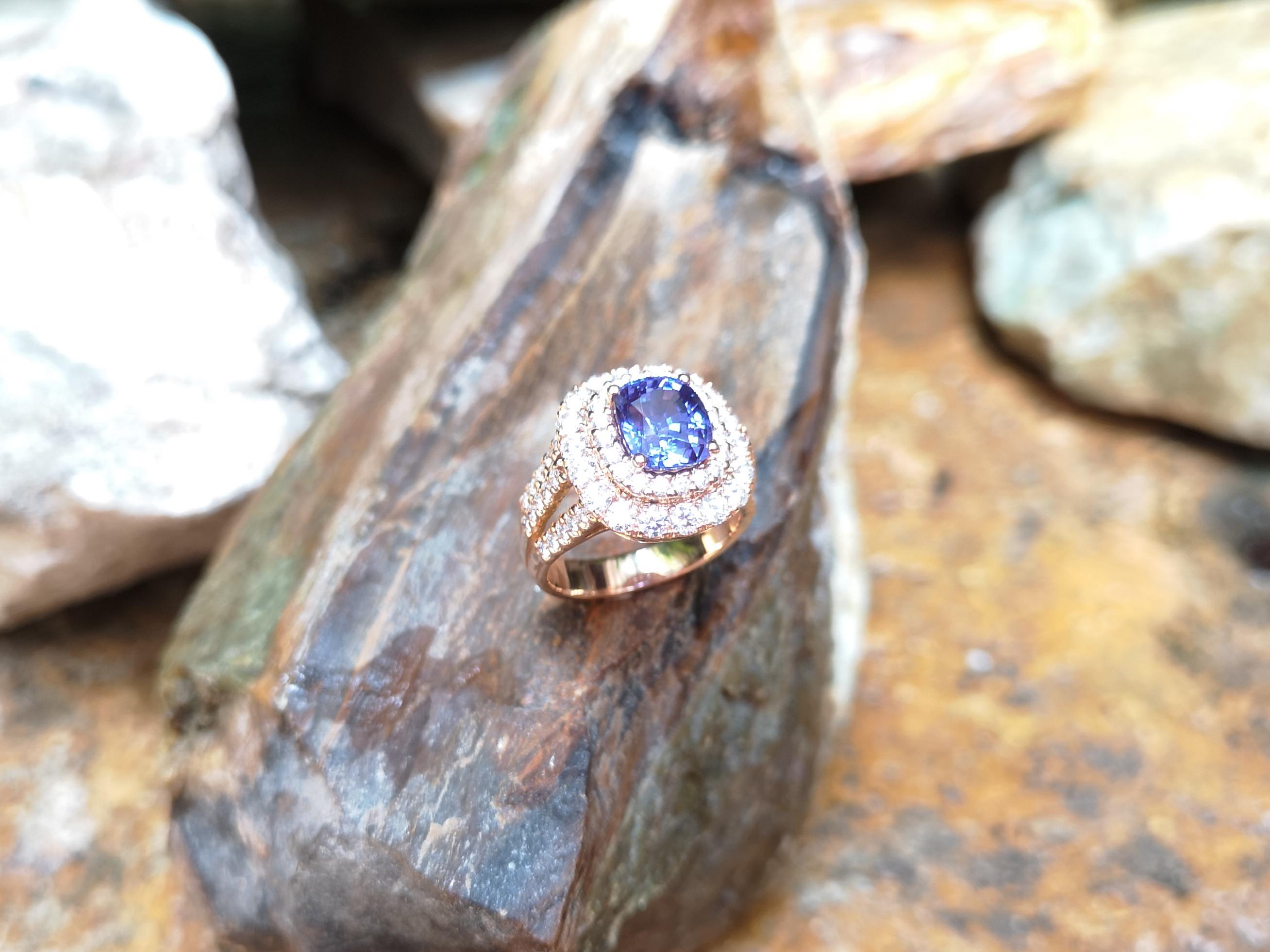 Certified Unheated 3 Cts Purple Sapphire with Diamond Ring Set in 18k Rose Gold In New Condition For Sale In Bangkok, TH