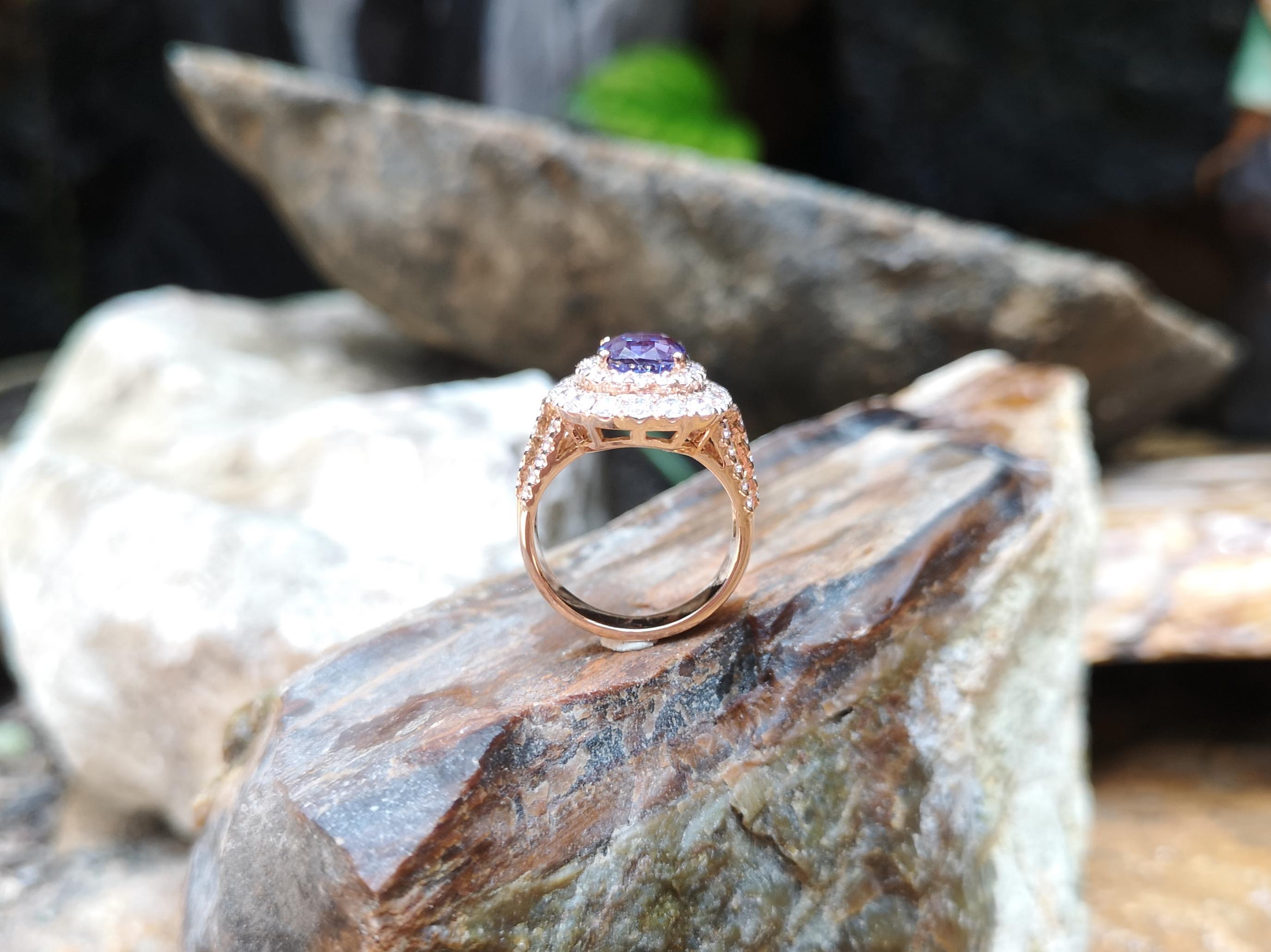 Certified Unheated 3 Cts Purple Sapphire with Diamond Ring Set in 18k Rose Gold For Sale 1