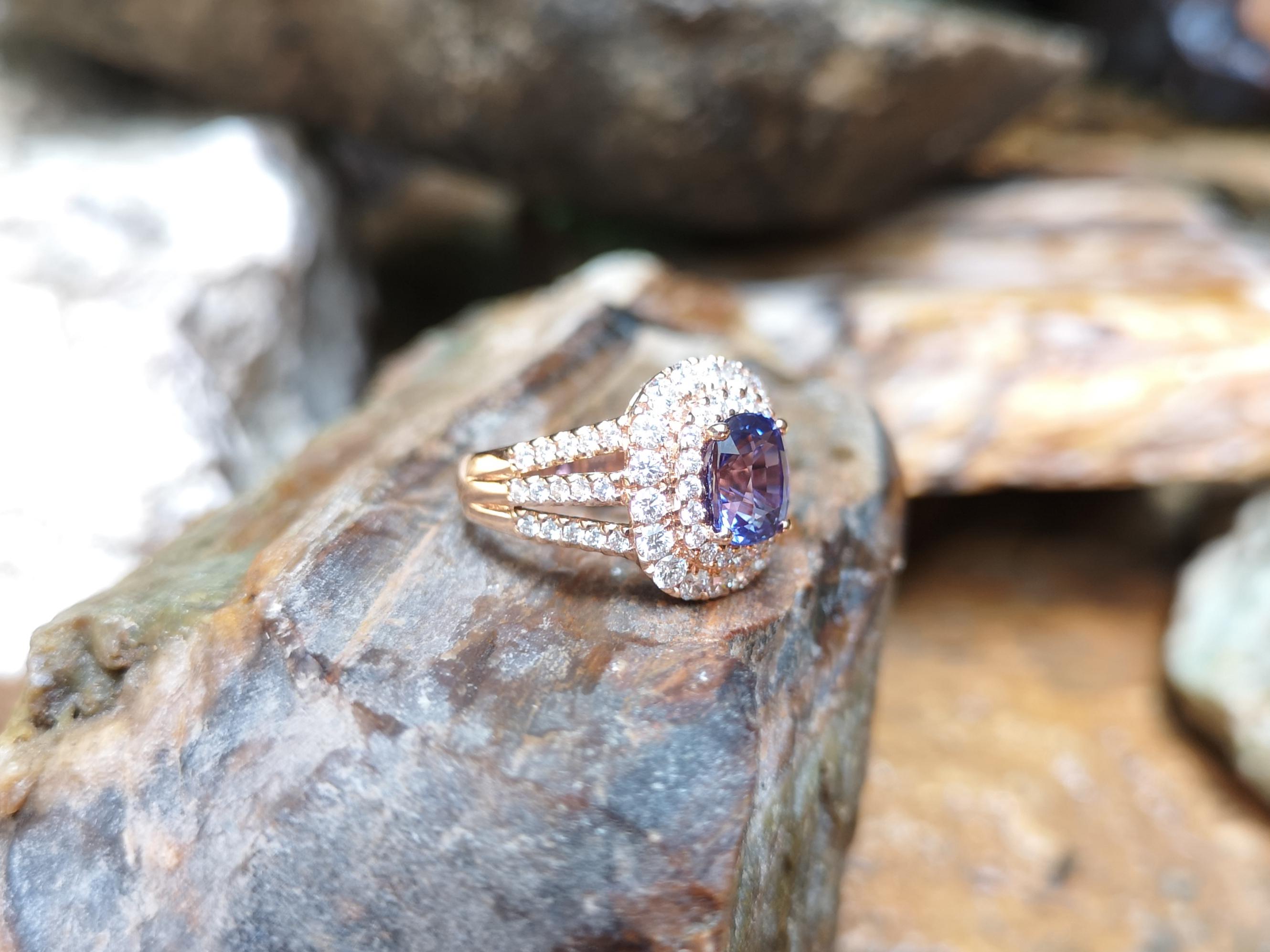 Certified Unheated 3 Cts Purple Sapphire with Diamond Ring Set in 18k Rose Gold For Sale 3