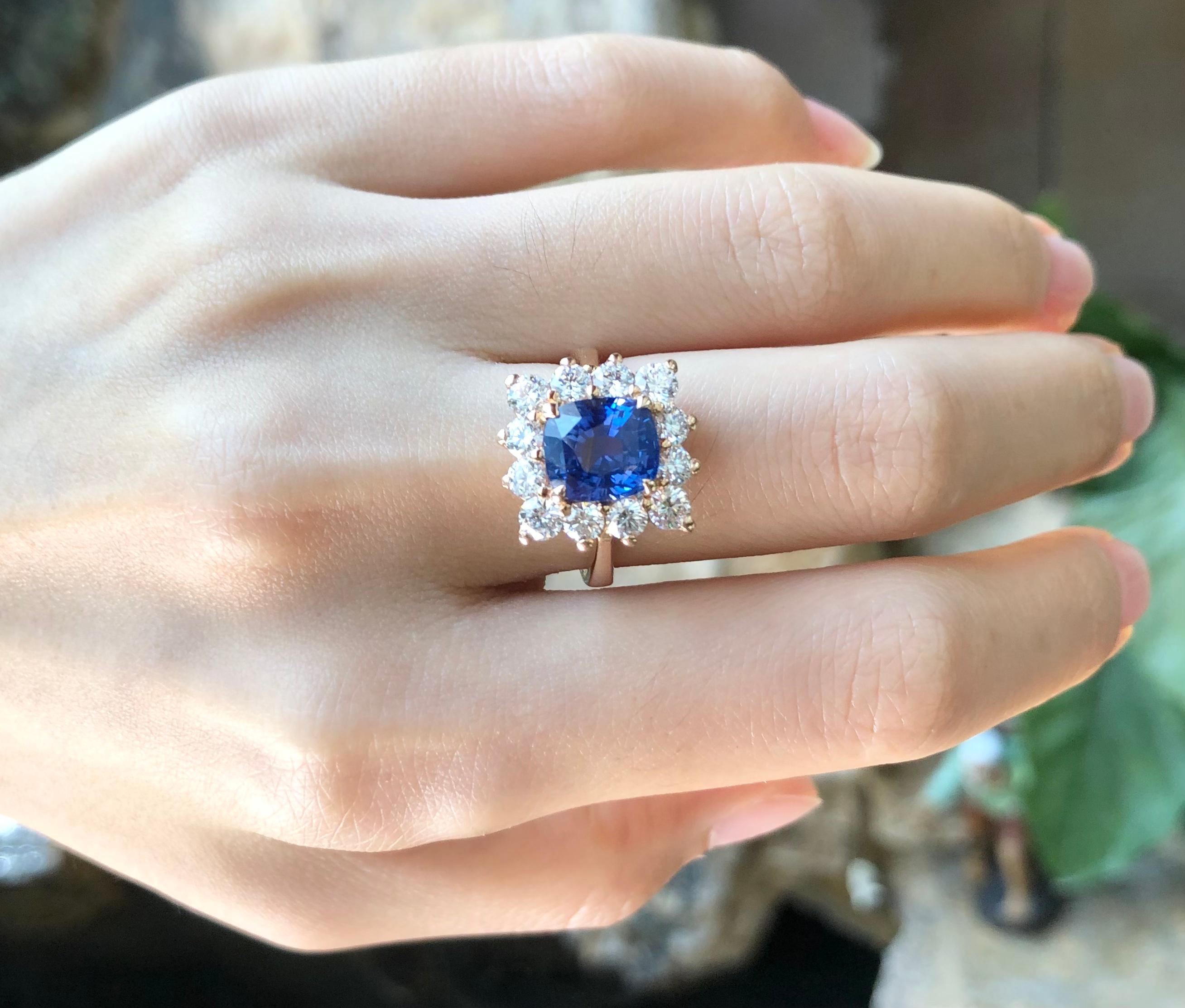 Contemporary Certified Unheated 4 Cts Blue Sapphire with Diamond Ring in 18K Rose Gold For Sale