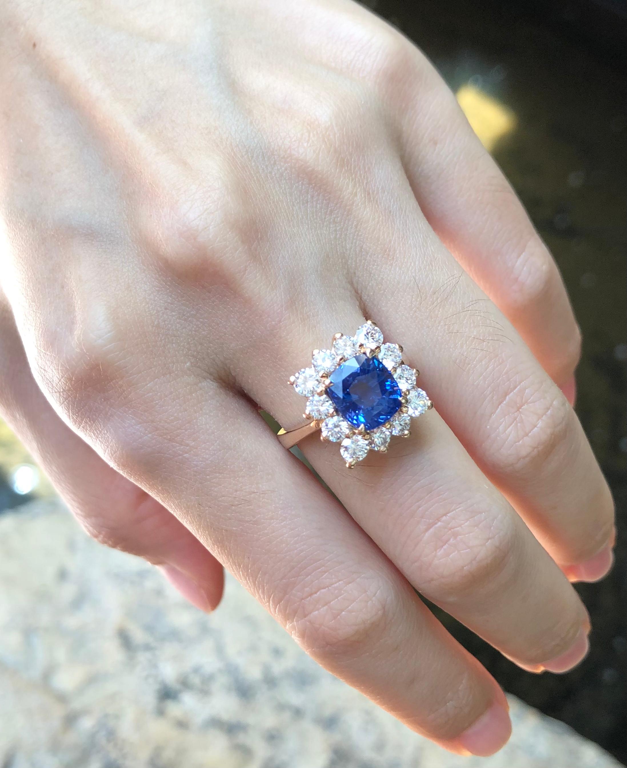 Certified Unheated 4 Cts Blue Sapphire with Diamond Ring in 18K Rose Gold In New Condition For Sale In Bangkok, TH