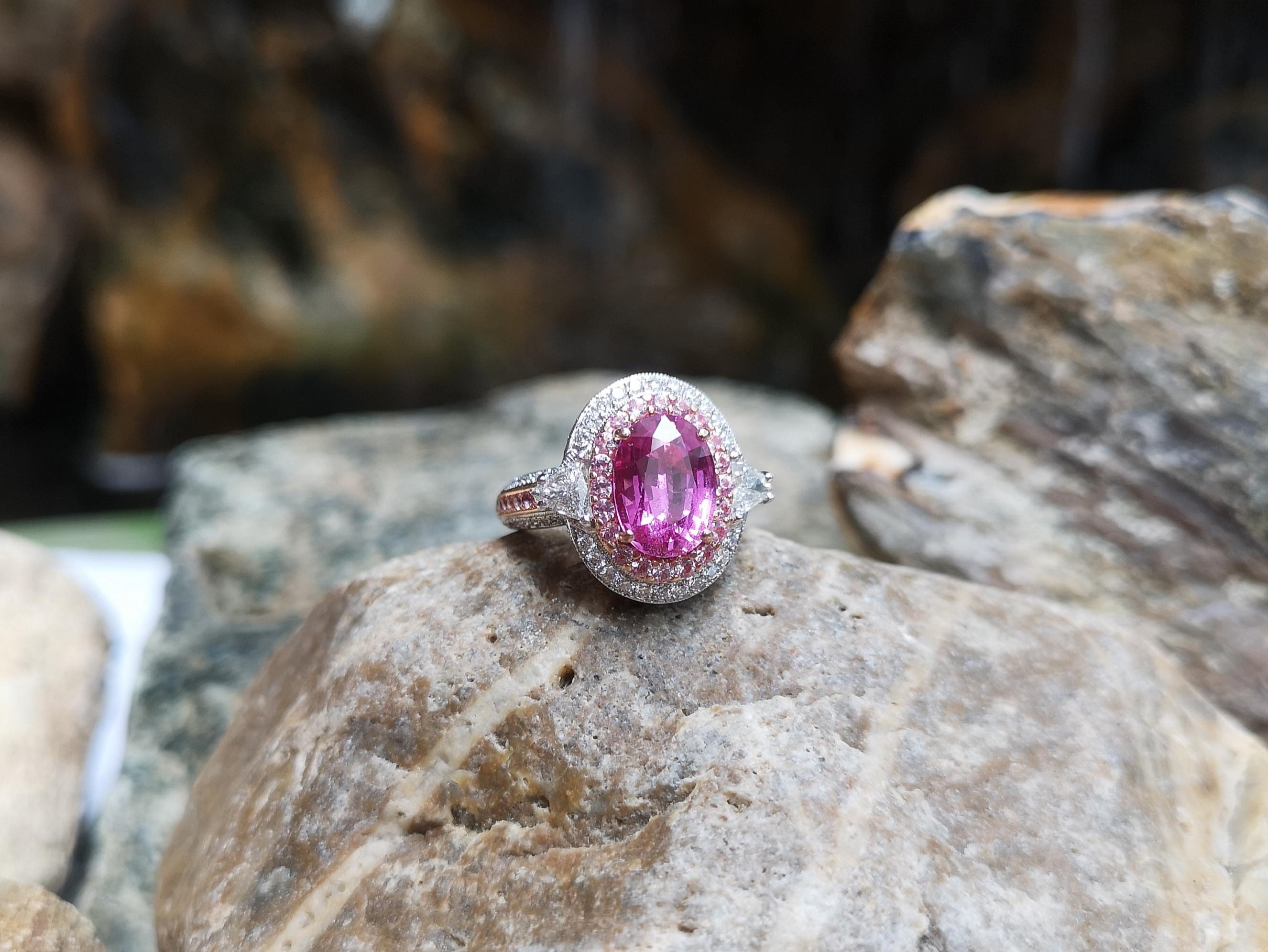 GIA Certified Unheated 4 Cts Pink Sapphire with Diamond Ring in 18Kt White Gold In New Condition For Sale In Bangkok, TH