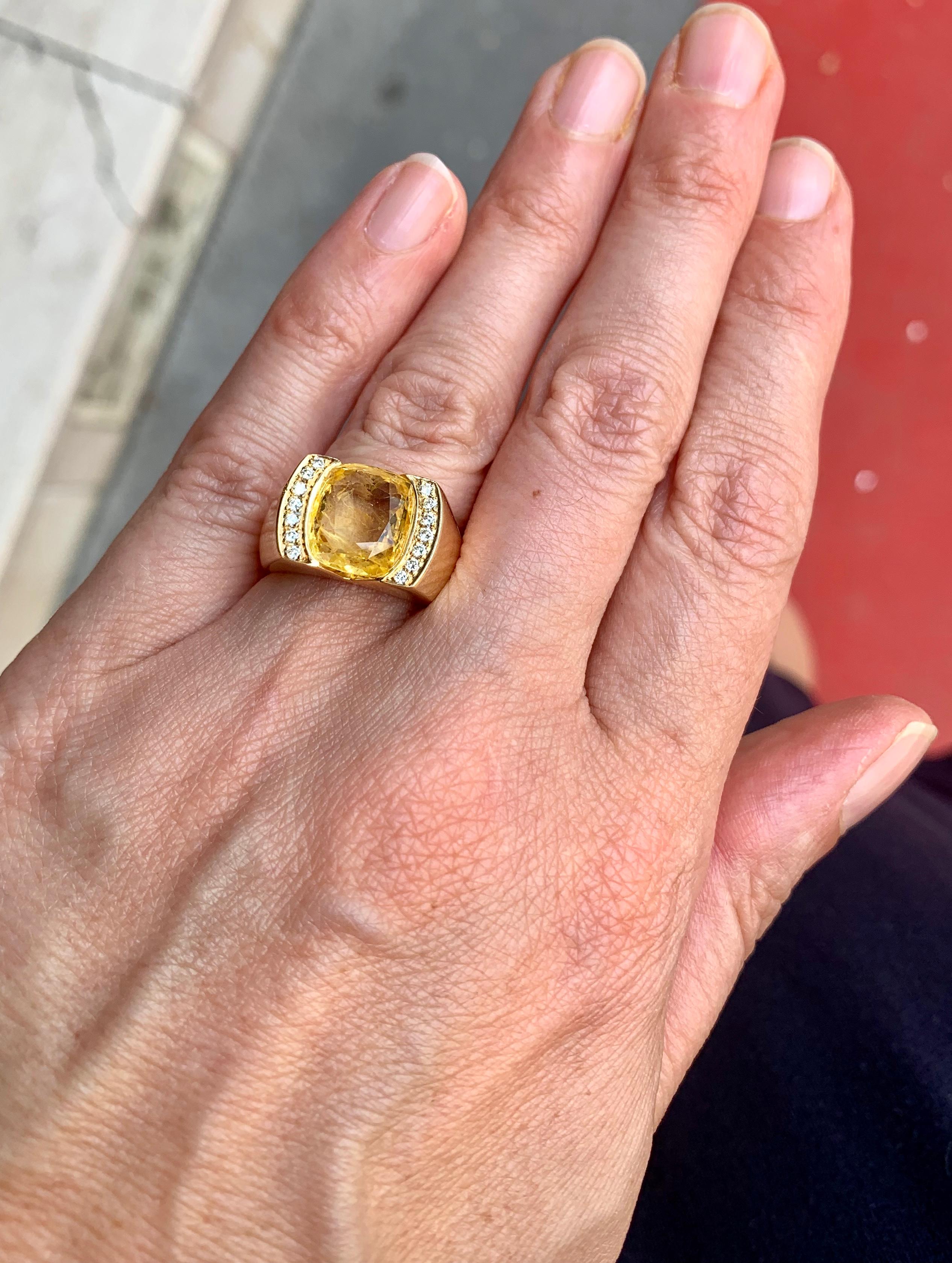 Certified Unheated 4.50 Carat Yellow Sapphire Diamonds 18 Karat Gold Tank Ring In Excellent Condition In Paris, FR