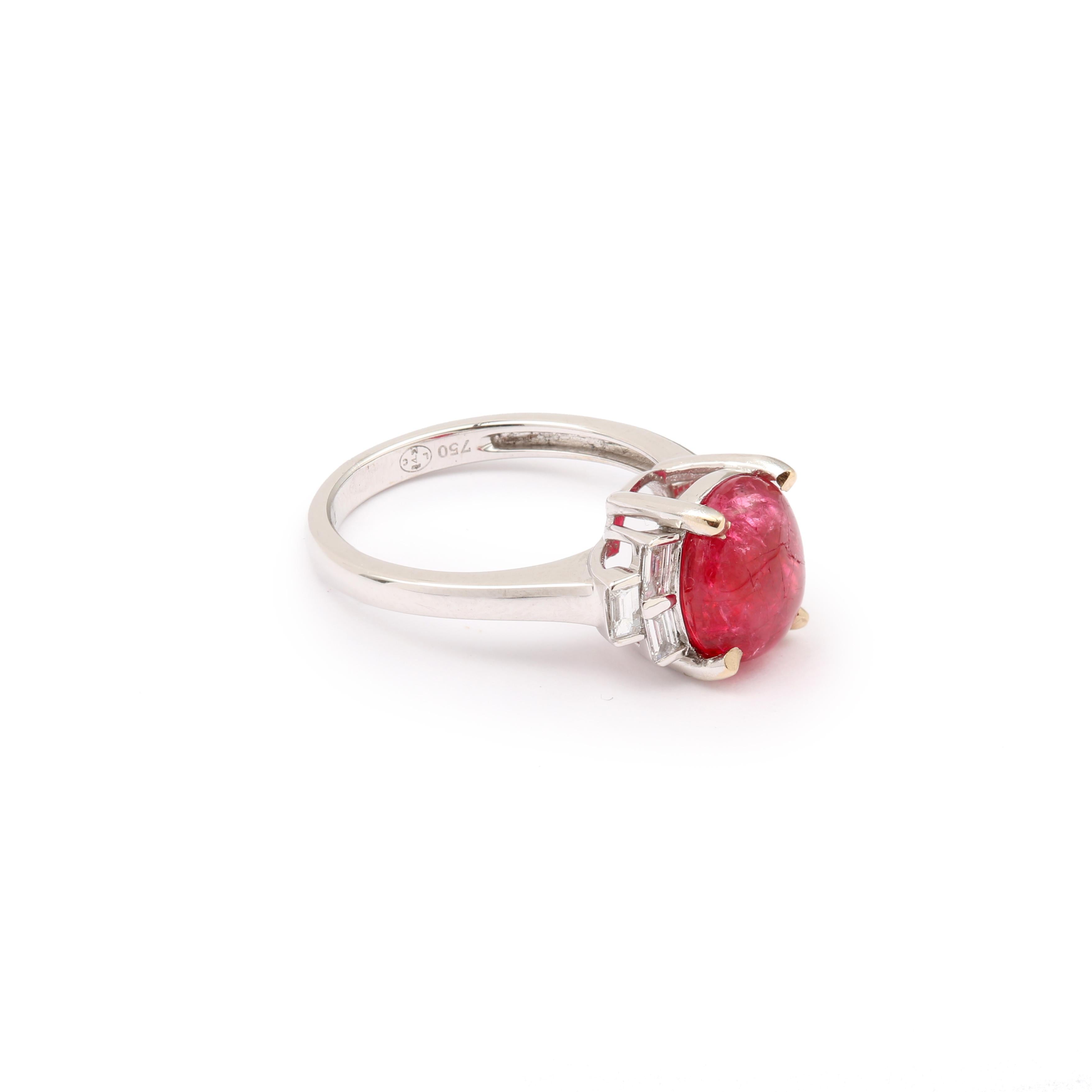 Magnificent ring set with a cabochon spinel probably of Burmese origin in a setting of baguette diamonds.

One of a kind.

Weight of the spinel : 4.01 carats

With Carat Gem Lab certificate, specifying natural spinel, intense red color, without