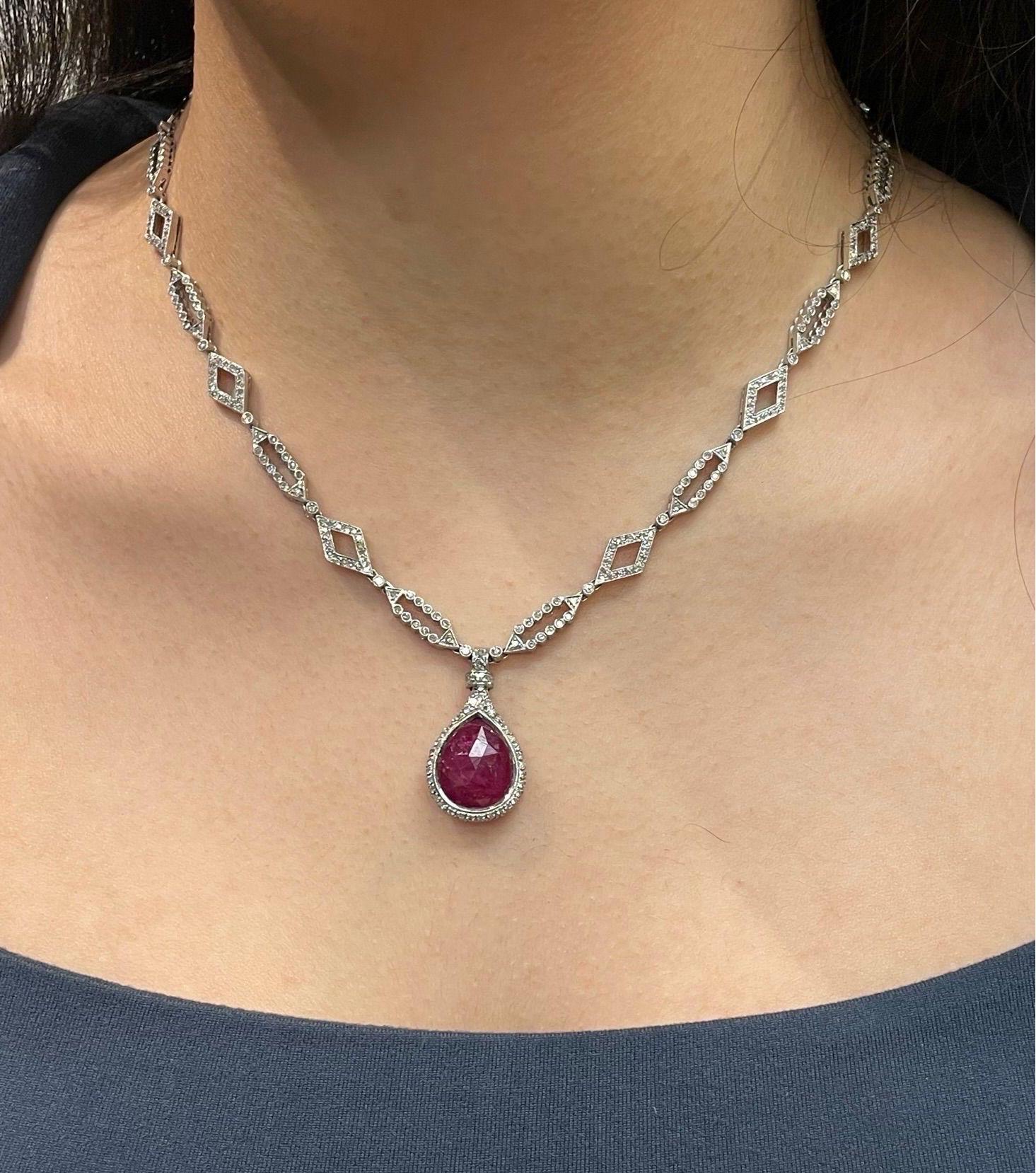 Unerhitzte burmesische Briolette Rubin und Diamant Halskette

Vintage-Halskette mit einem natürlichen burmesischen Briolette-Rubin und Diamanten im Rundschliff. 

Begleitet von einem AGL-Laborzertifikat, das besagt, dass der Rubin burmesischen