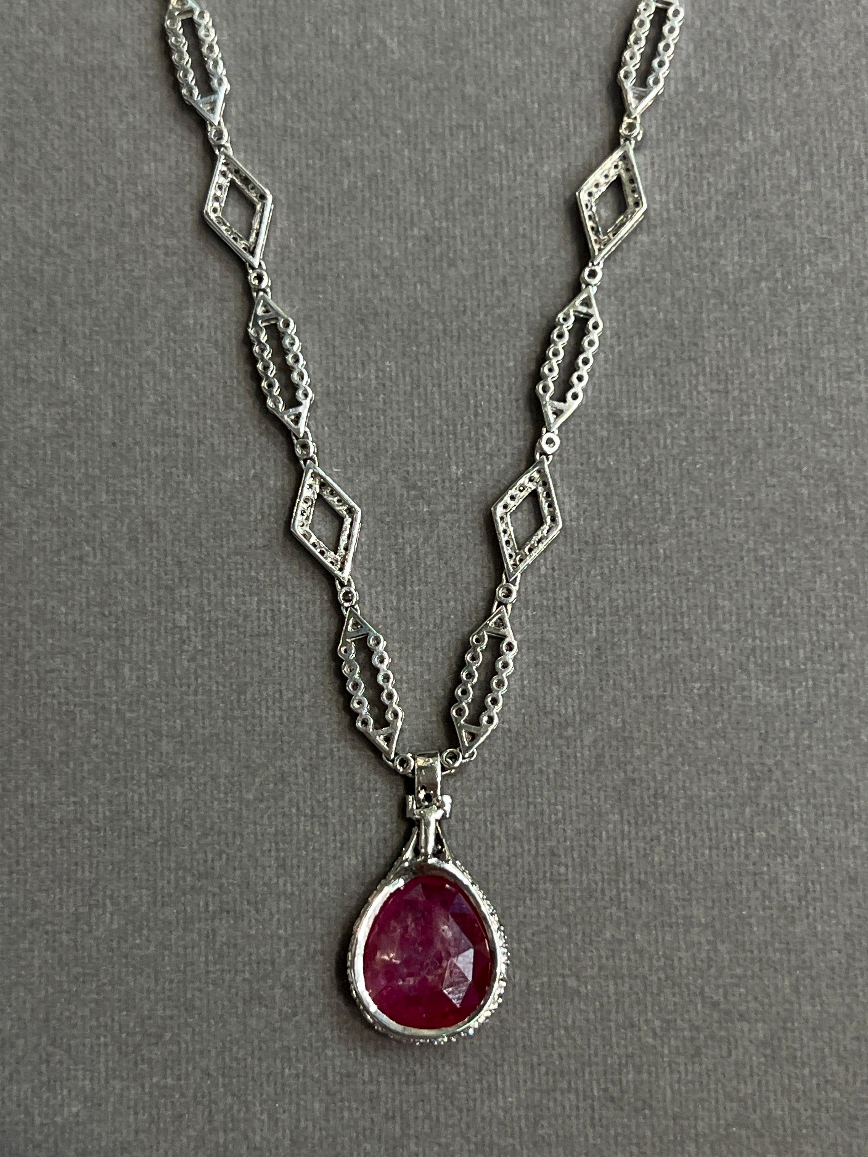 Unerhitzte burmesische Briolette Rubin und Diamant Halskette im Angebot 2