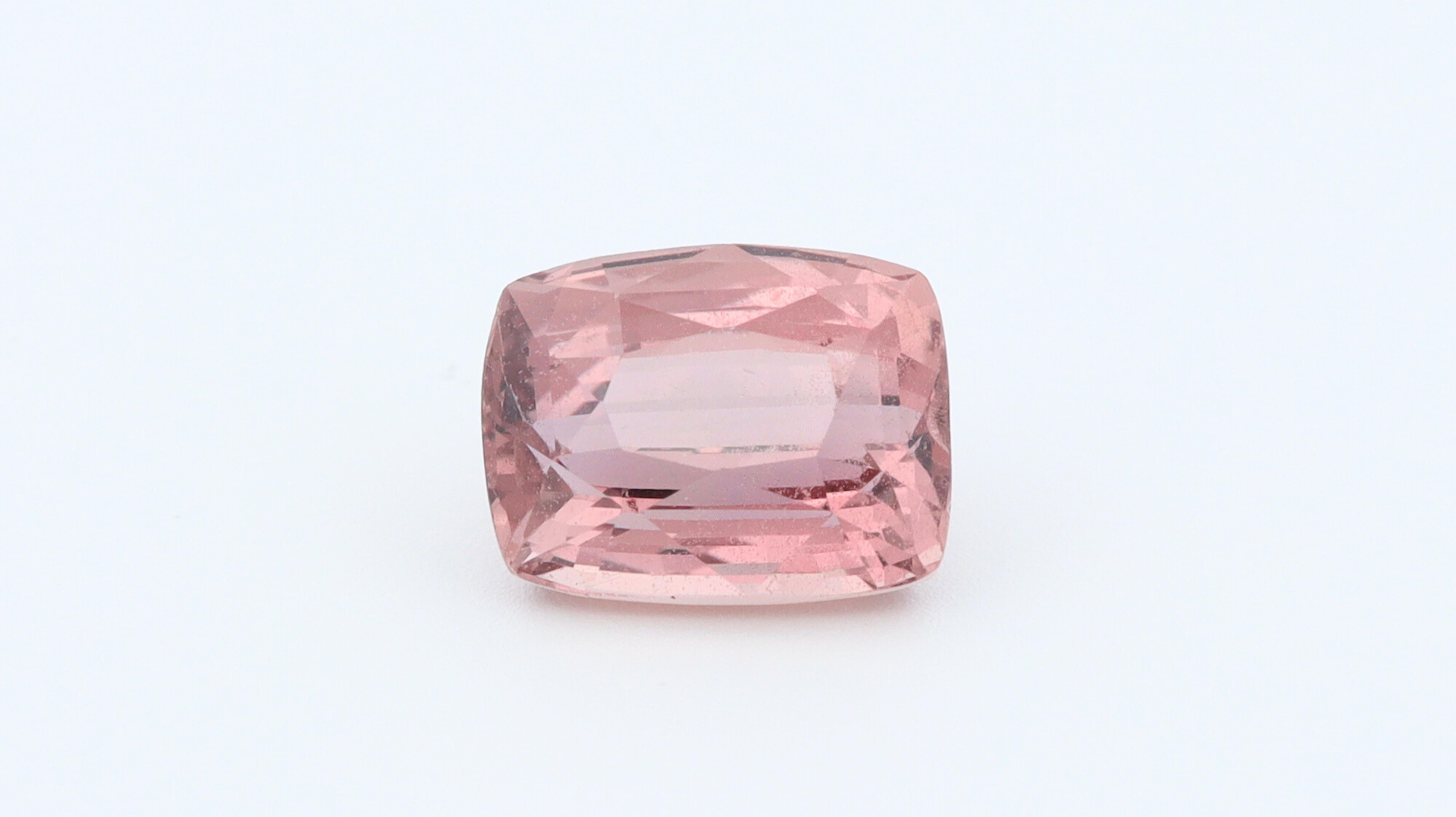 Schöner Stein aus Sri Lanka, der keiner Behandlung unterzogen wurde und eine rosafarbene Farbe mit ausgezeichneter Sättigung und Farbton aufweist.  Es war kissenförmig geschnitten, gut proportioniert und an der länglichen Seite mit einer guten