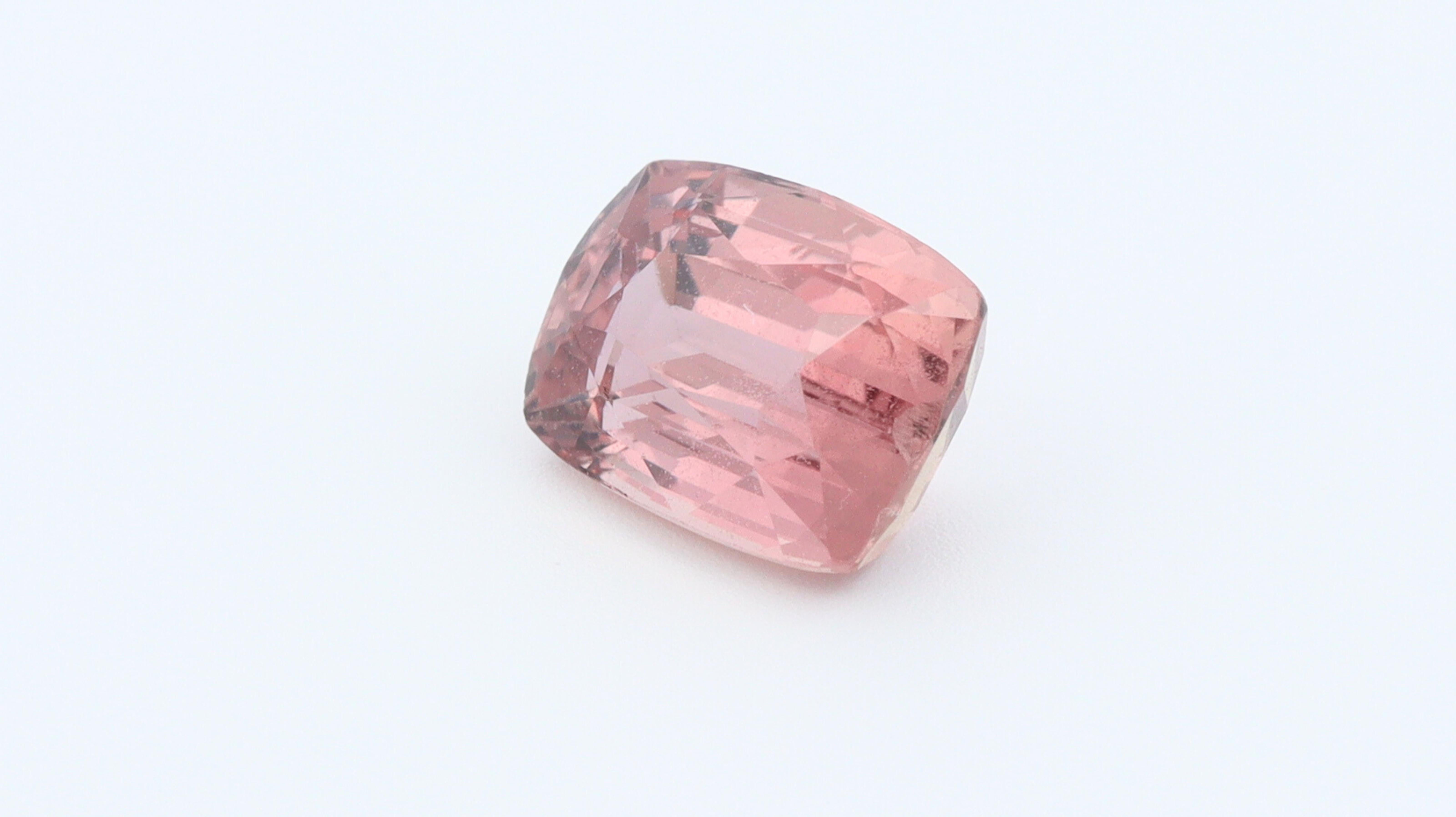 Modern Certified Unheated Pink Sapphire from Sri Lanka - 1.56ct For Sale