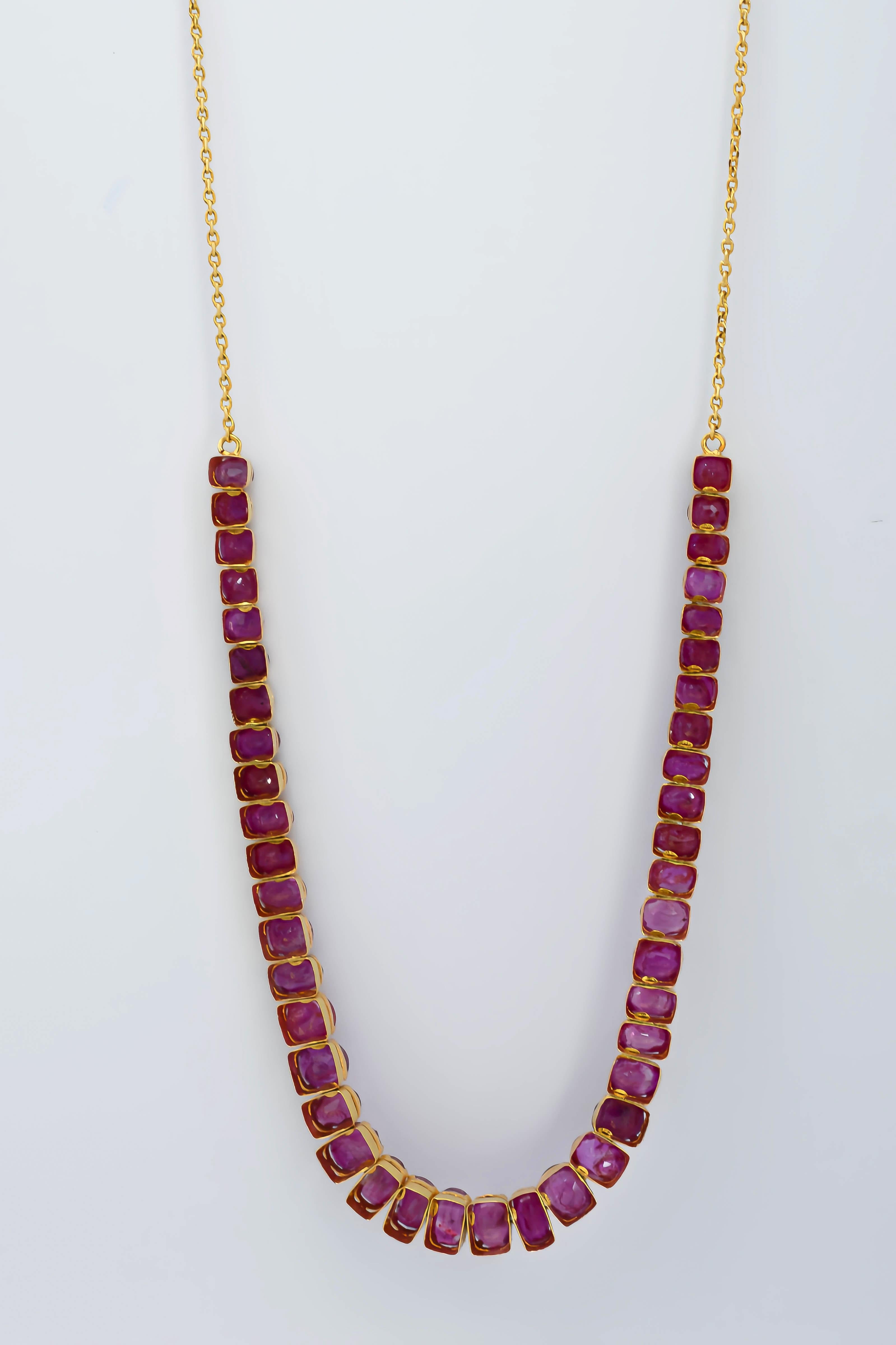 Certified Unheated Pink Sapphire Ruby Burmese Necklace in 18k Yellow Gold In Good Condition For Sale In Singapore, SG