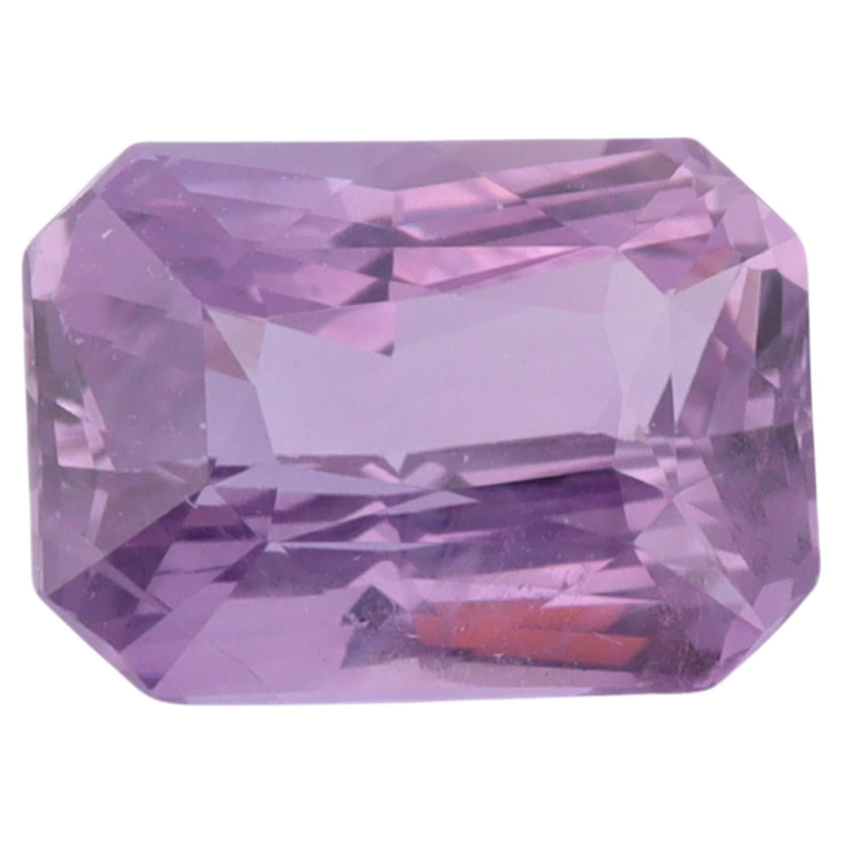 Schöner Stein aus Sri Lanka, der keiner Behandlung unterzogen wurde und eine violette Farbe mit hervorragender Sättigung und Farbton aufweist.  Es wurde in eine achteckige Form geschnitten, gut proportioniert, in der verlängerten Seite, mit einer