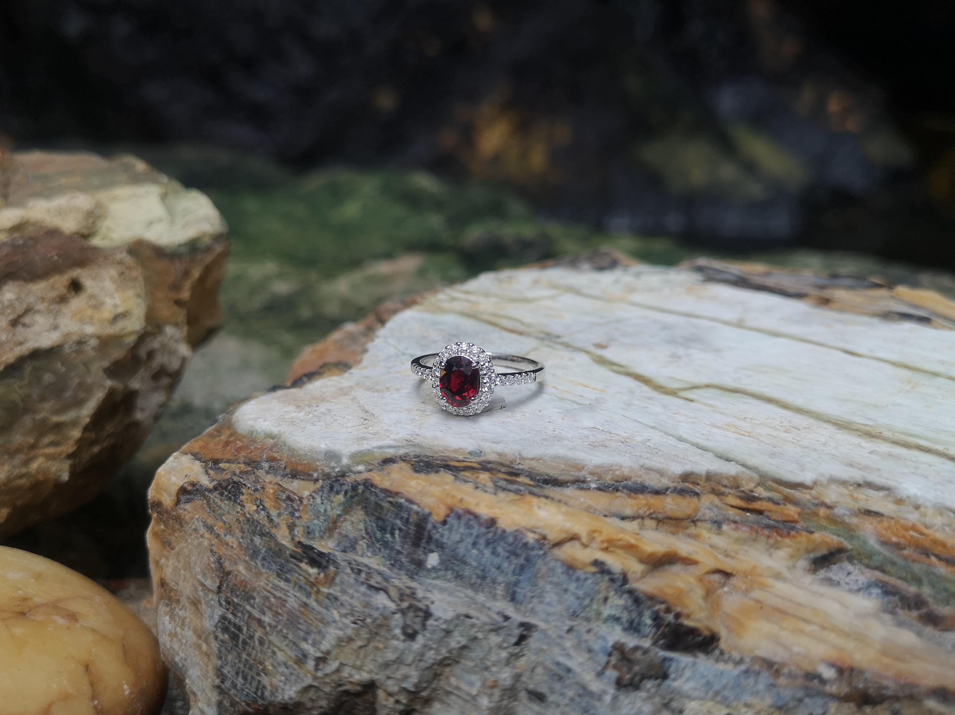 Anello con rubino non riscaldato certificato e diamanti con montatura in platino 950 in vendita 3