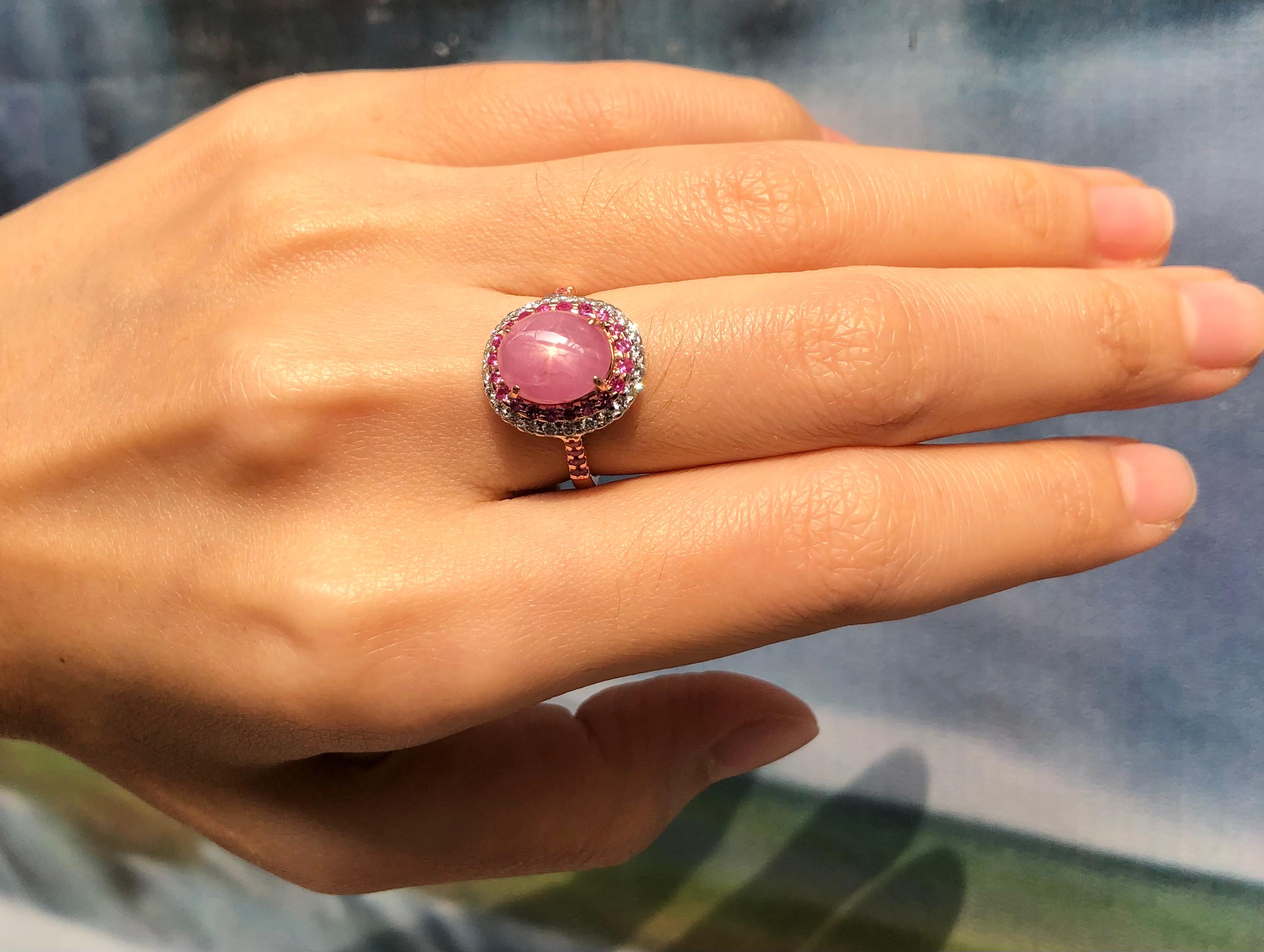 Star Pink Sapphire 4,09 Karat mit Pink Sapphire 0,32 Karat und Diamant 0,25 Karat Ring in 18 Karat Roségold gefasst
(GIT-zertifiziert, das Edelstein- und Schmuckinstitut von Thailand)

Breite:  1.2 cm 
Länge: 1,5 cm
Ringgröße: 51
Gesamtgewicht: 4,29