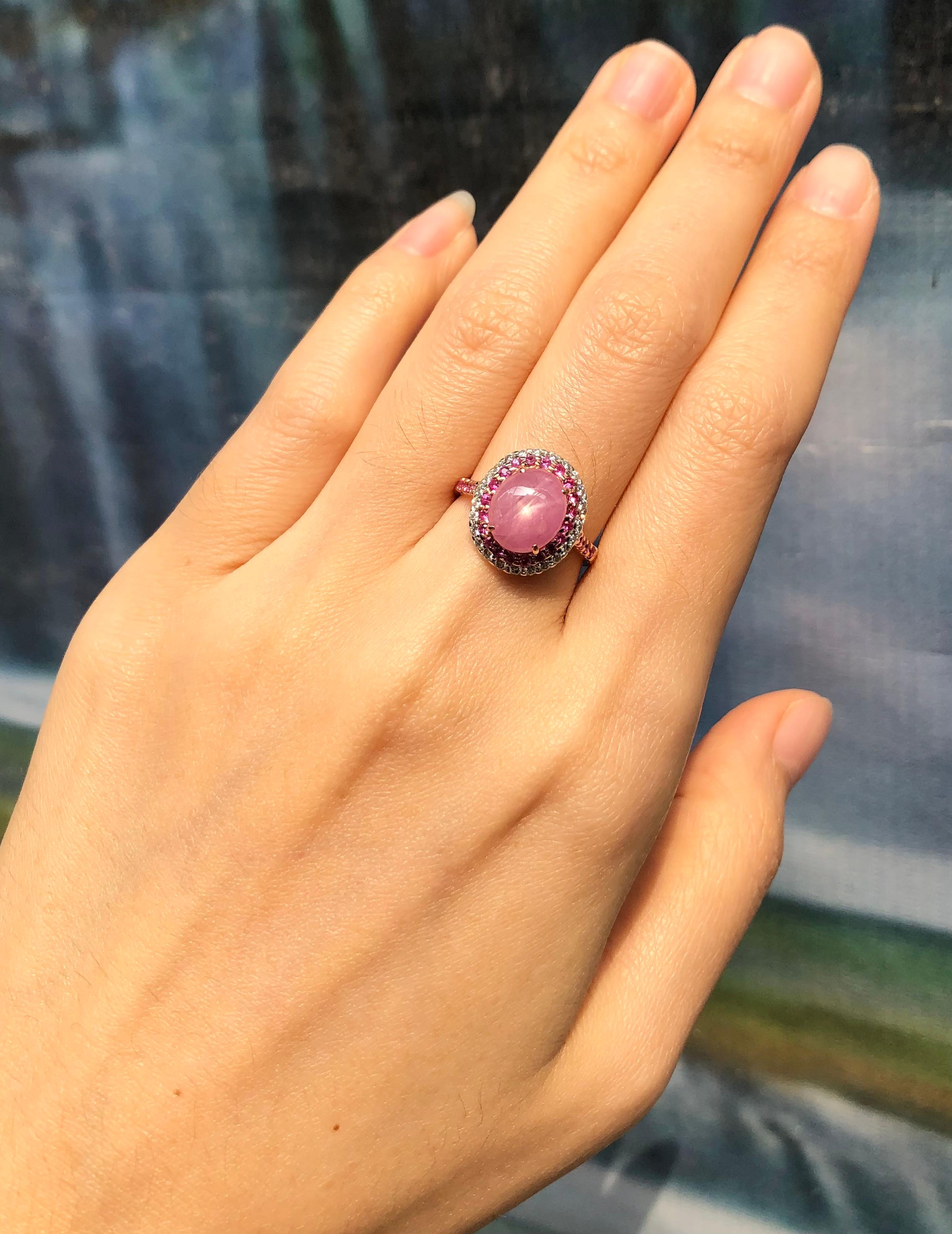 Contemporain Bague en or rose 18 carats avec saphir rose étoilé non chauffé et diamant certifié en vente