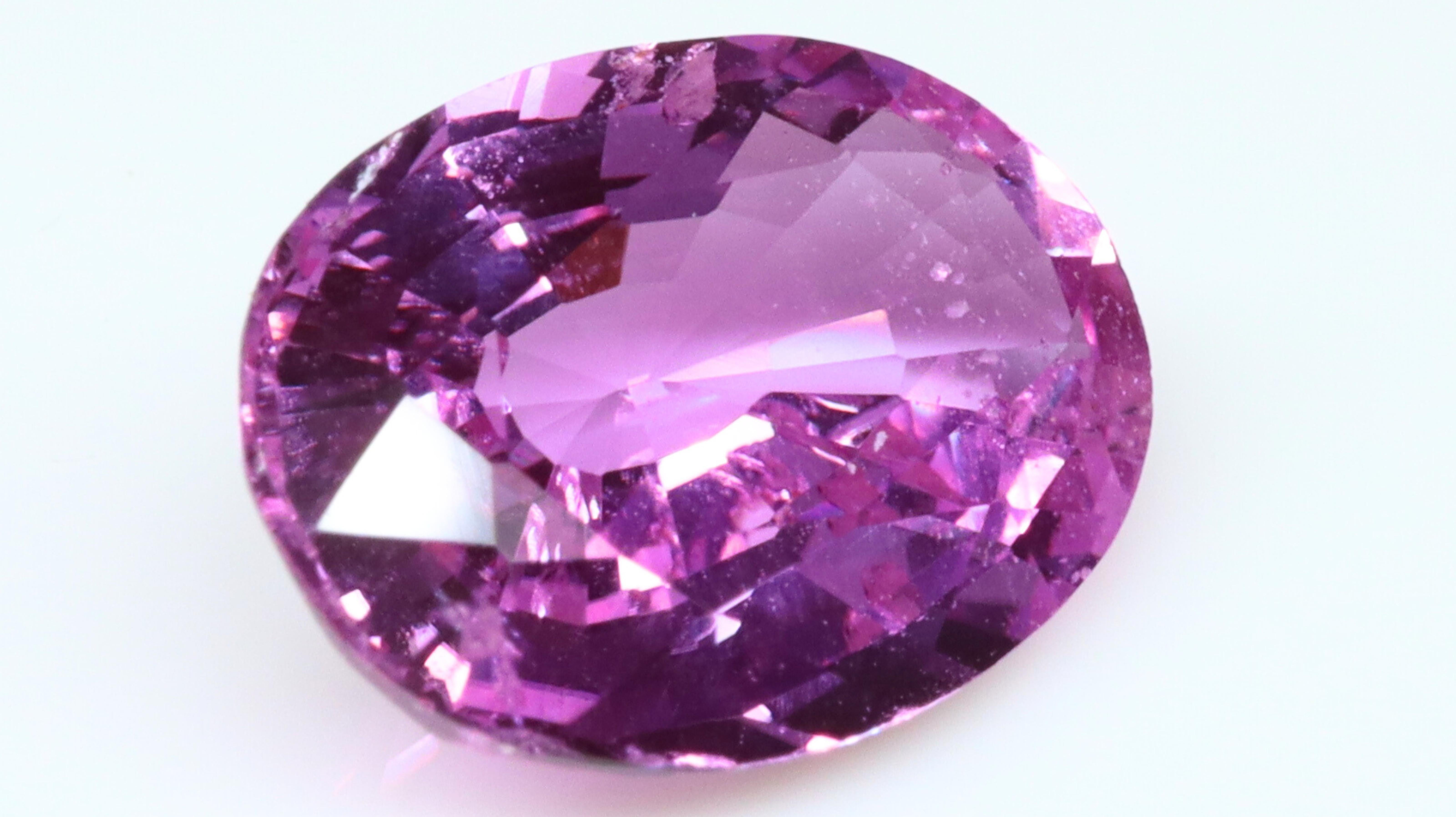 Oval Cut Certified Unheated Vivid Pink Sapphire 1.55ct For Sale
