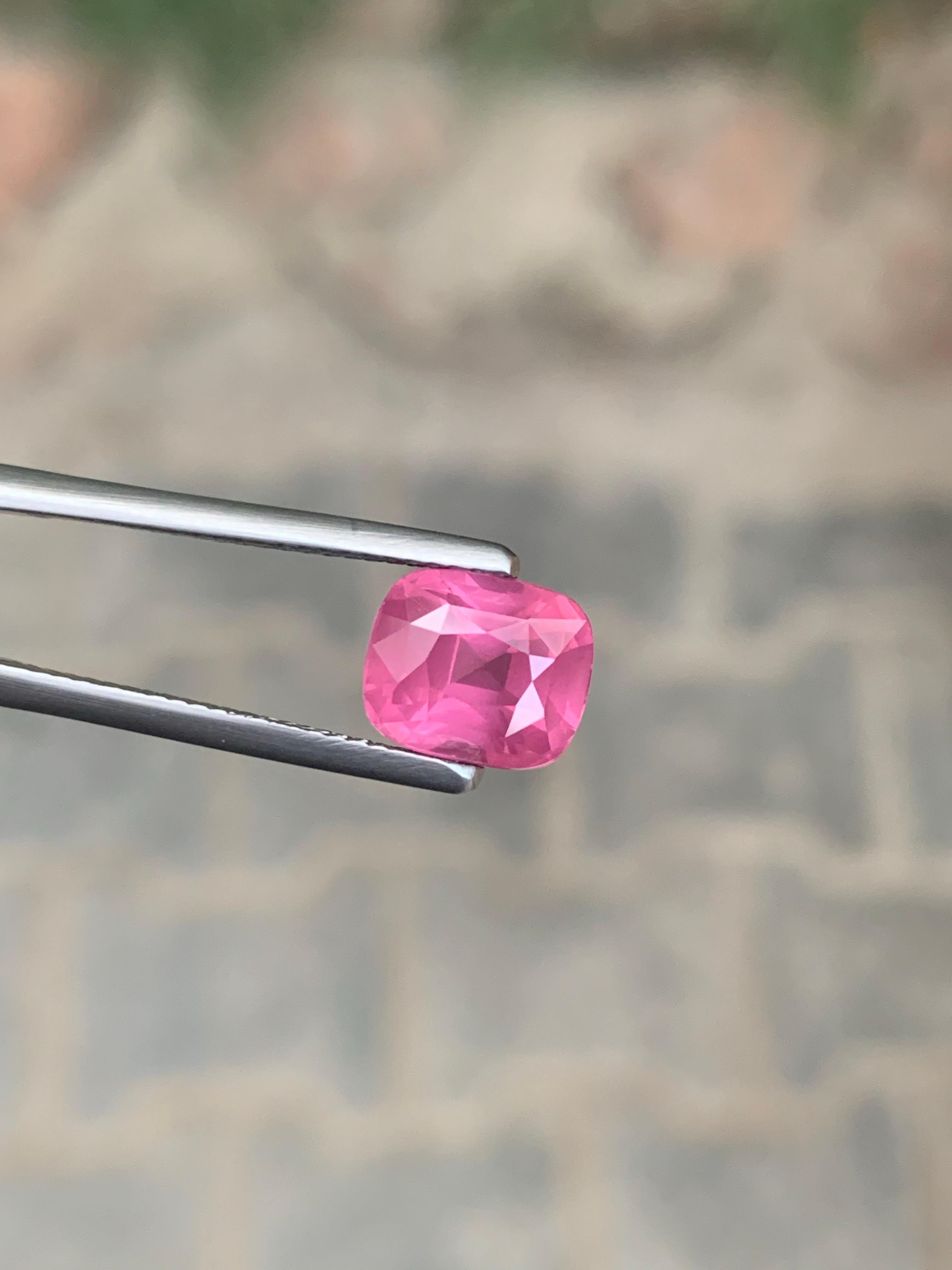 Arts and Crafts Gemma di spinello Mahenge sciolta naturale certificata di colore rosa vellutato da 3,17 carati in vendita