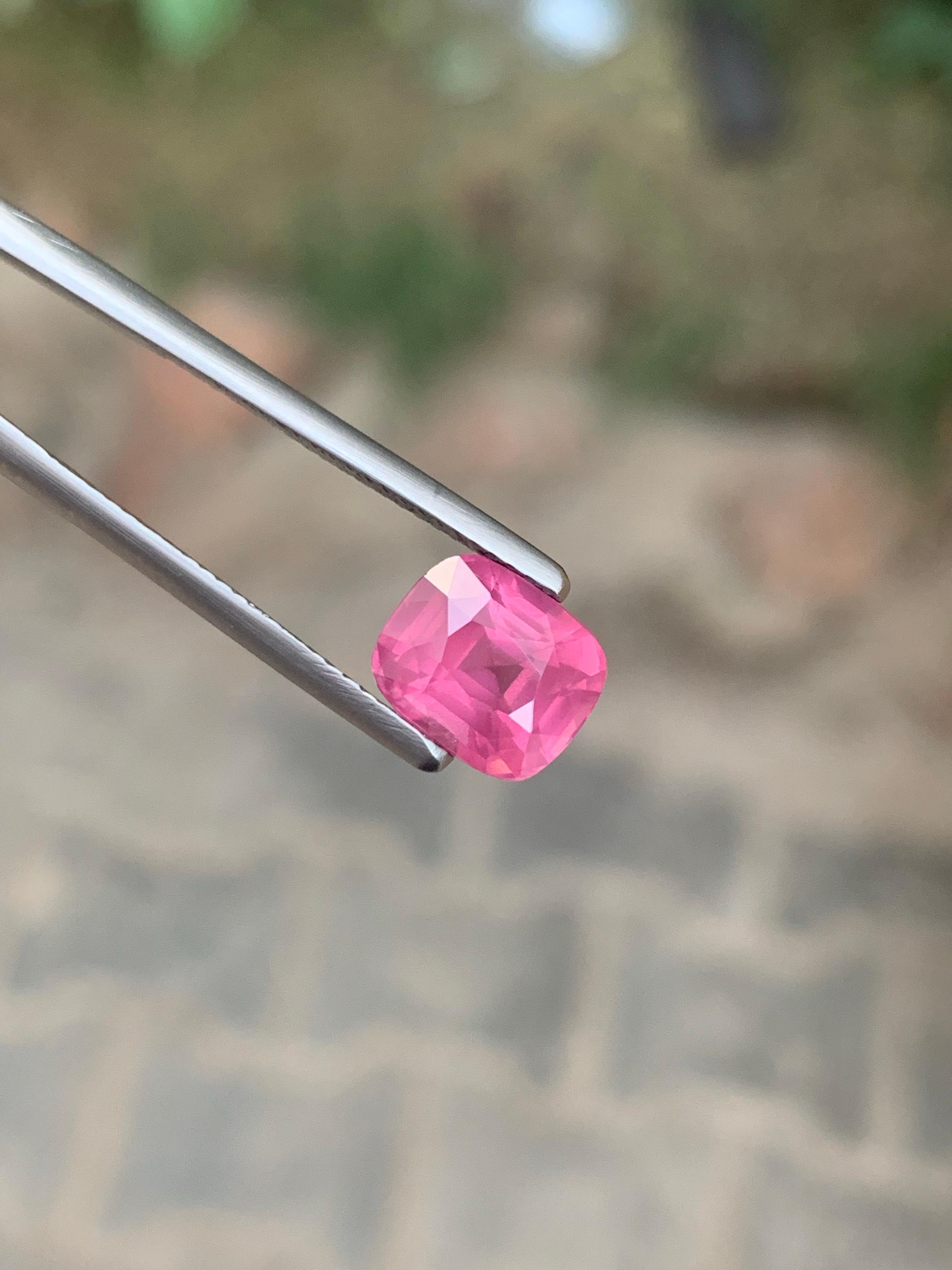 Taglio cuscino Gemma di spinello Mahenge sciolta naturale certificata di colore rosa vellutato da 3,17 carati in vendita