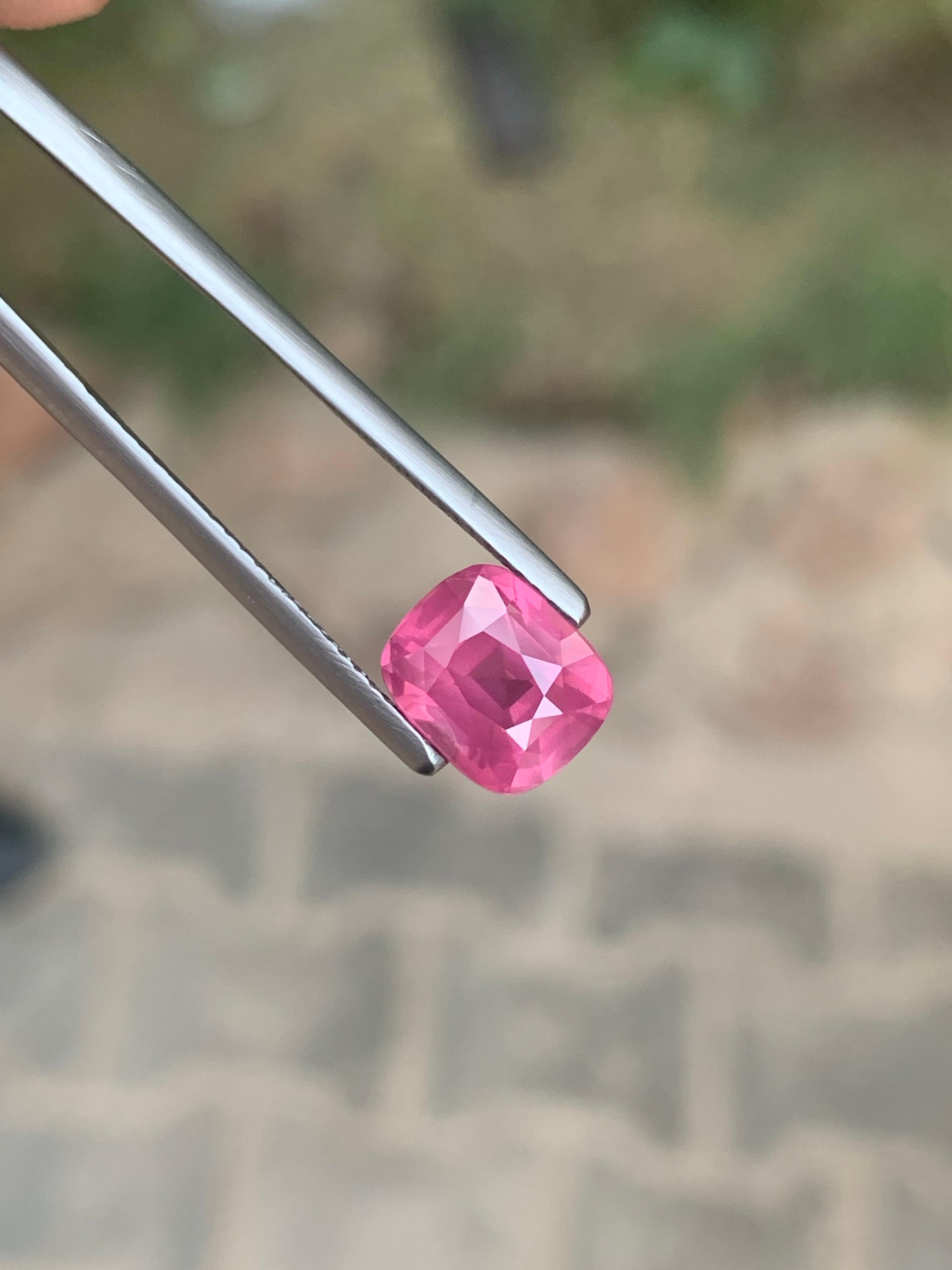 Gemma di spinello Mahenge sciolta naturale certificata di colore rosa vellutato da 3,17 carati In condizioni Nuovo in vendita a Peshawar, PK